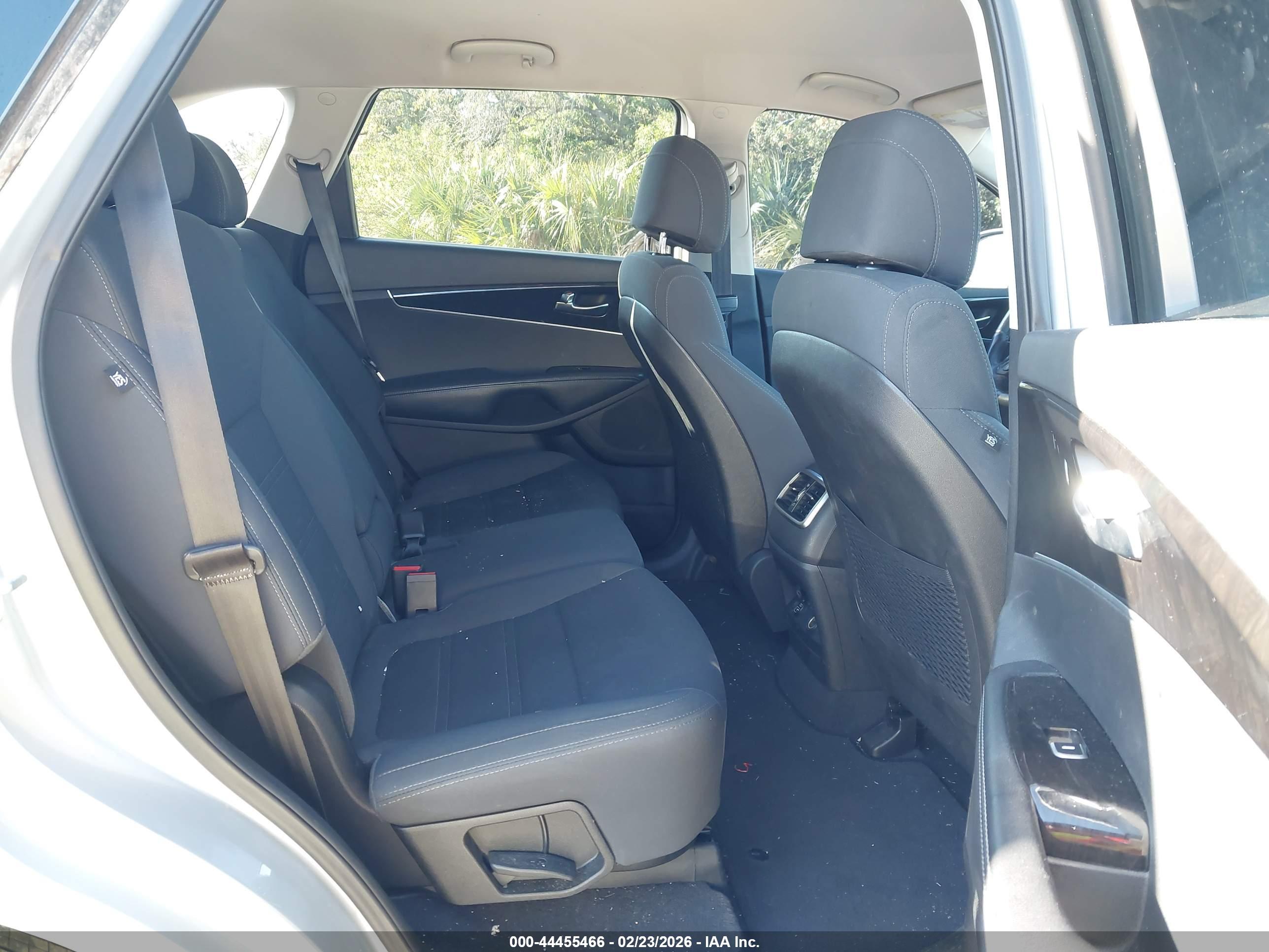 KIA SORENTO image 8