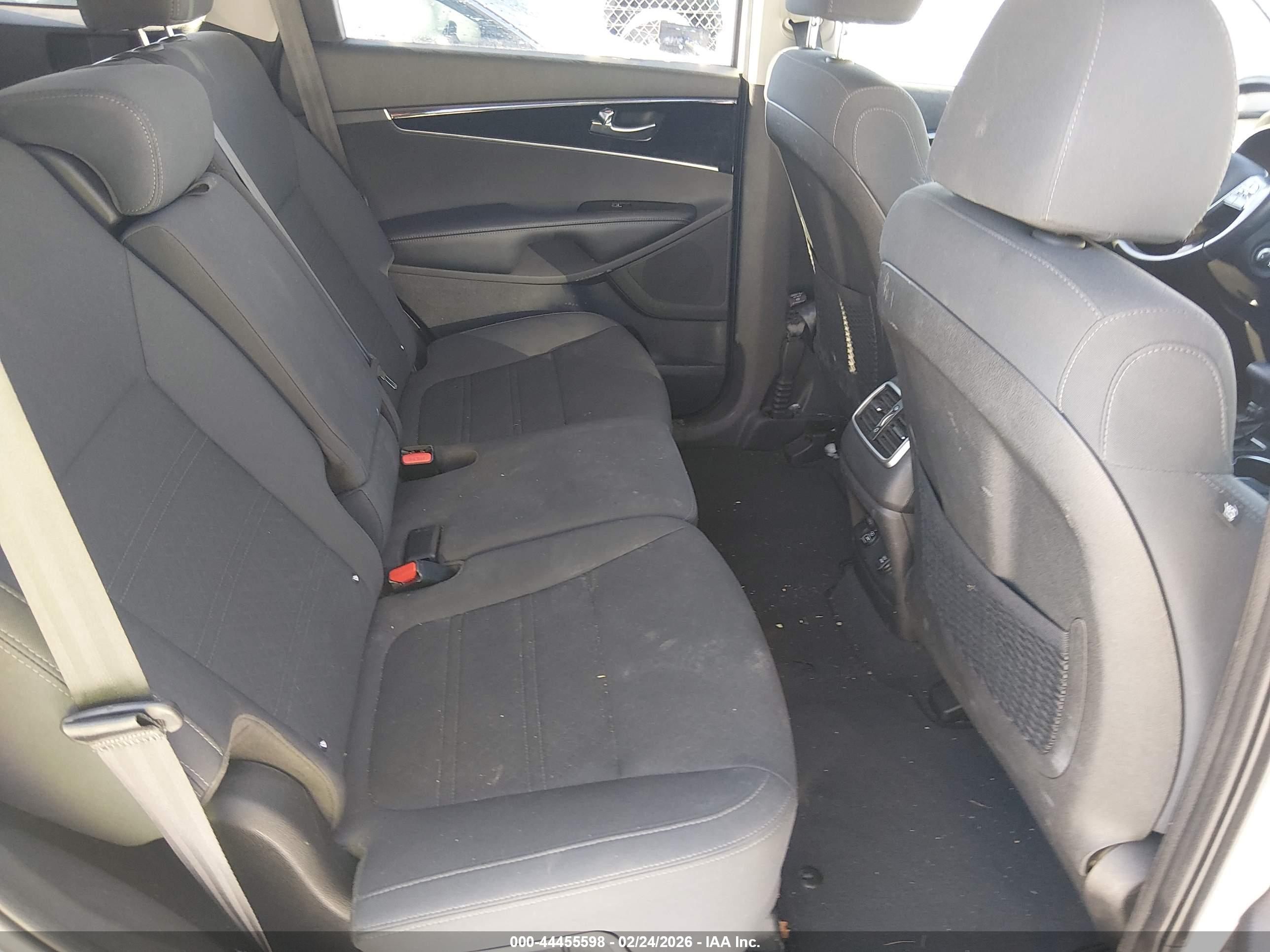 KIA SORENTO image 8
