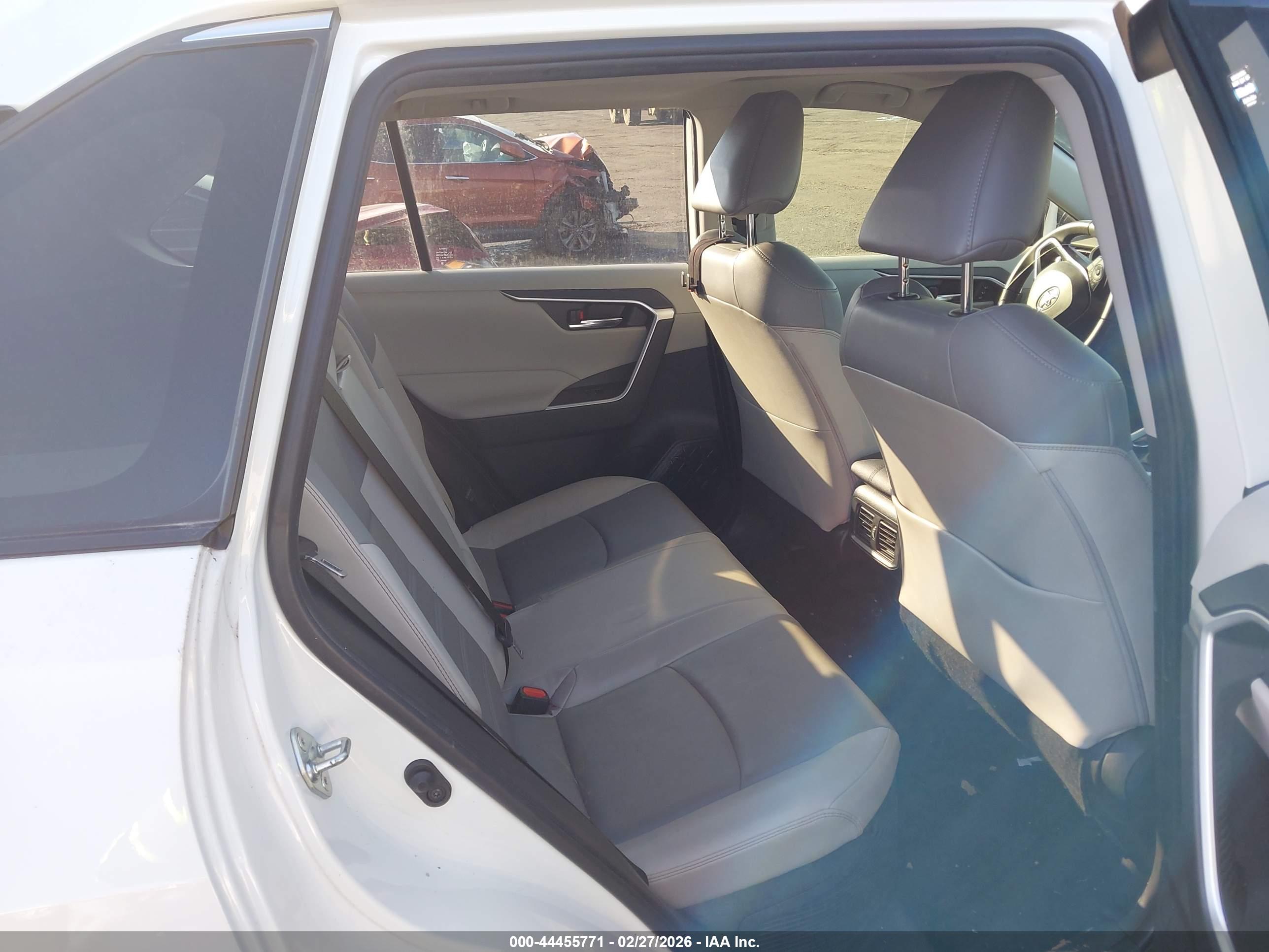 TOYOTA RAV4 image 8