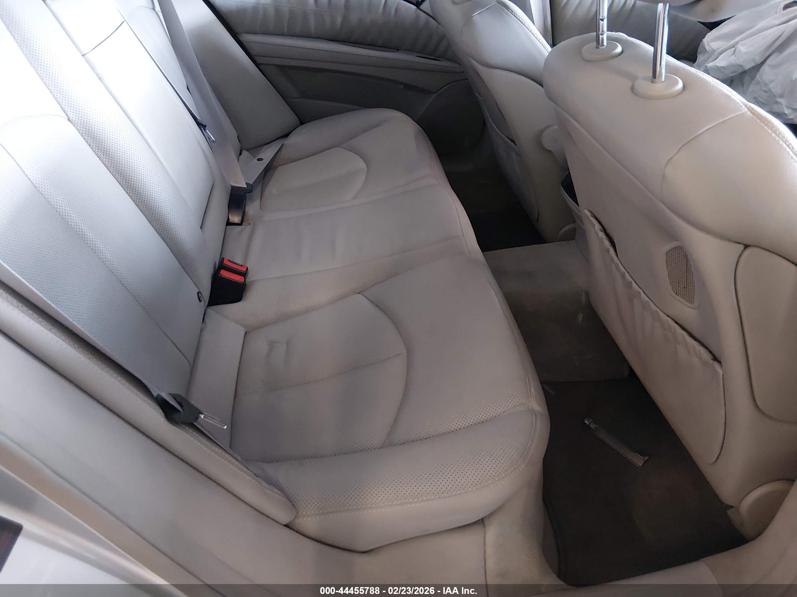 MERCEDES-BENZ E image 8