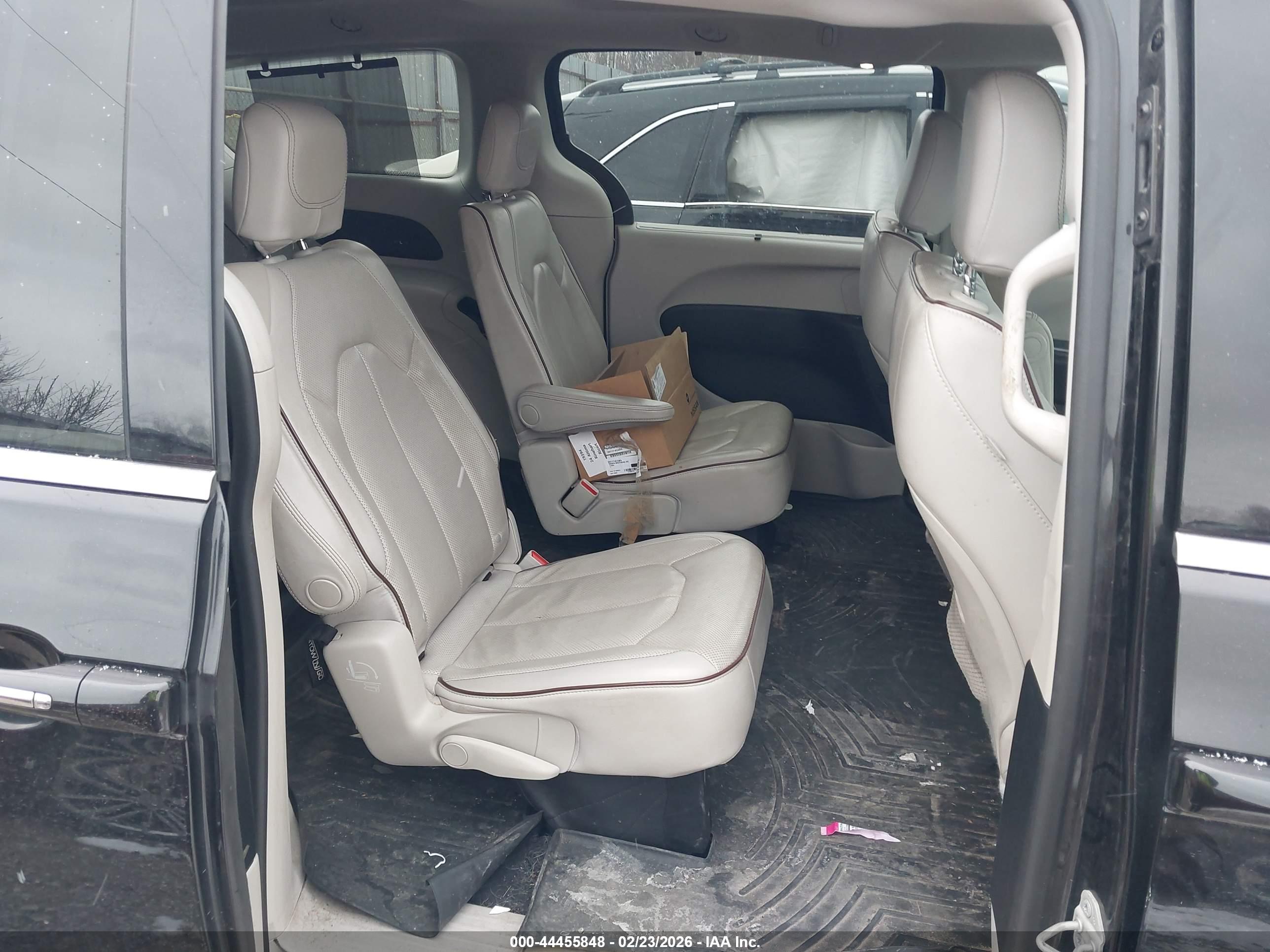 CHRYSLER PACIFICA image 8