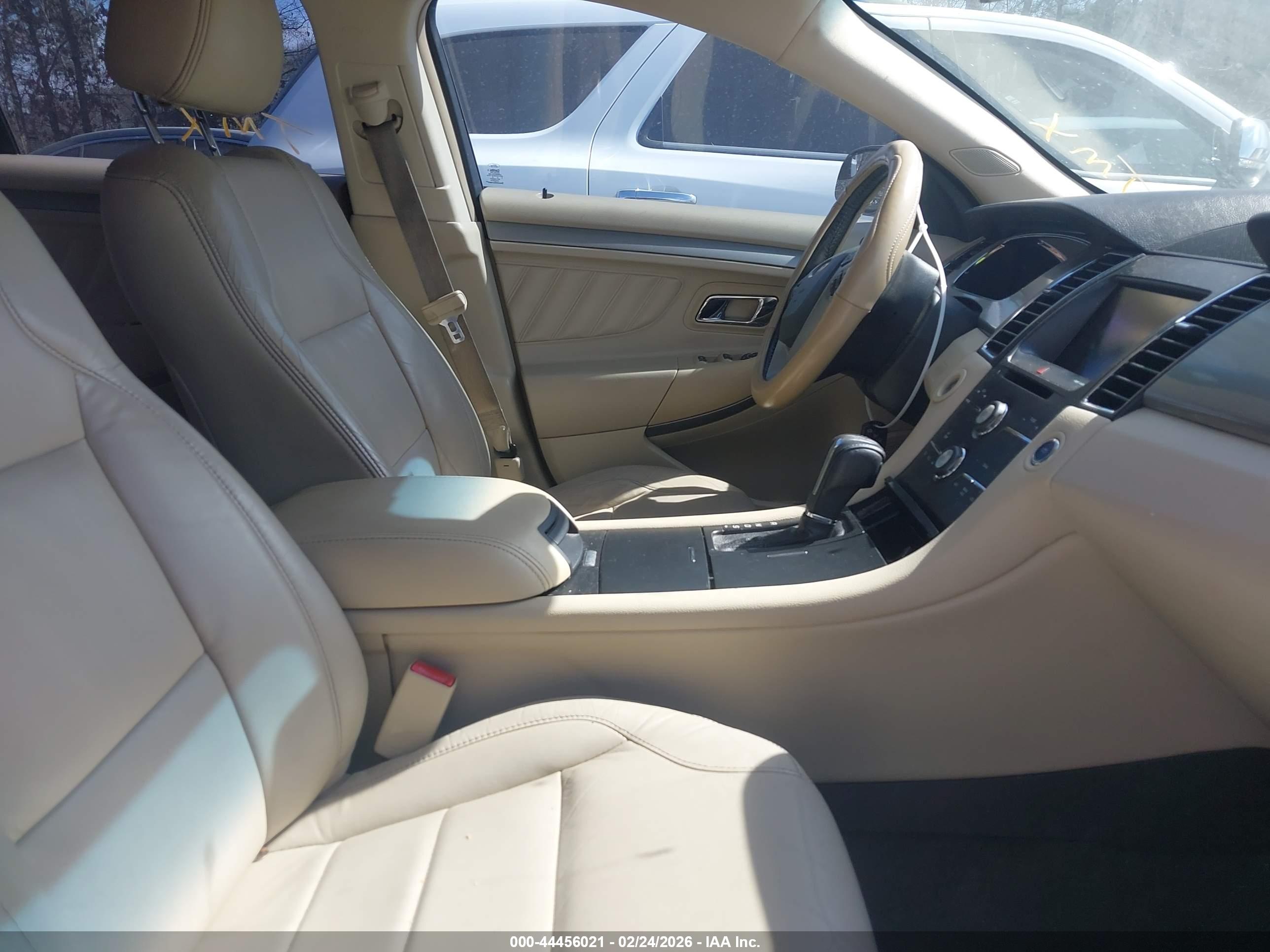 FORD TAURUS image 5