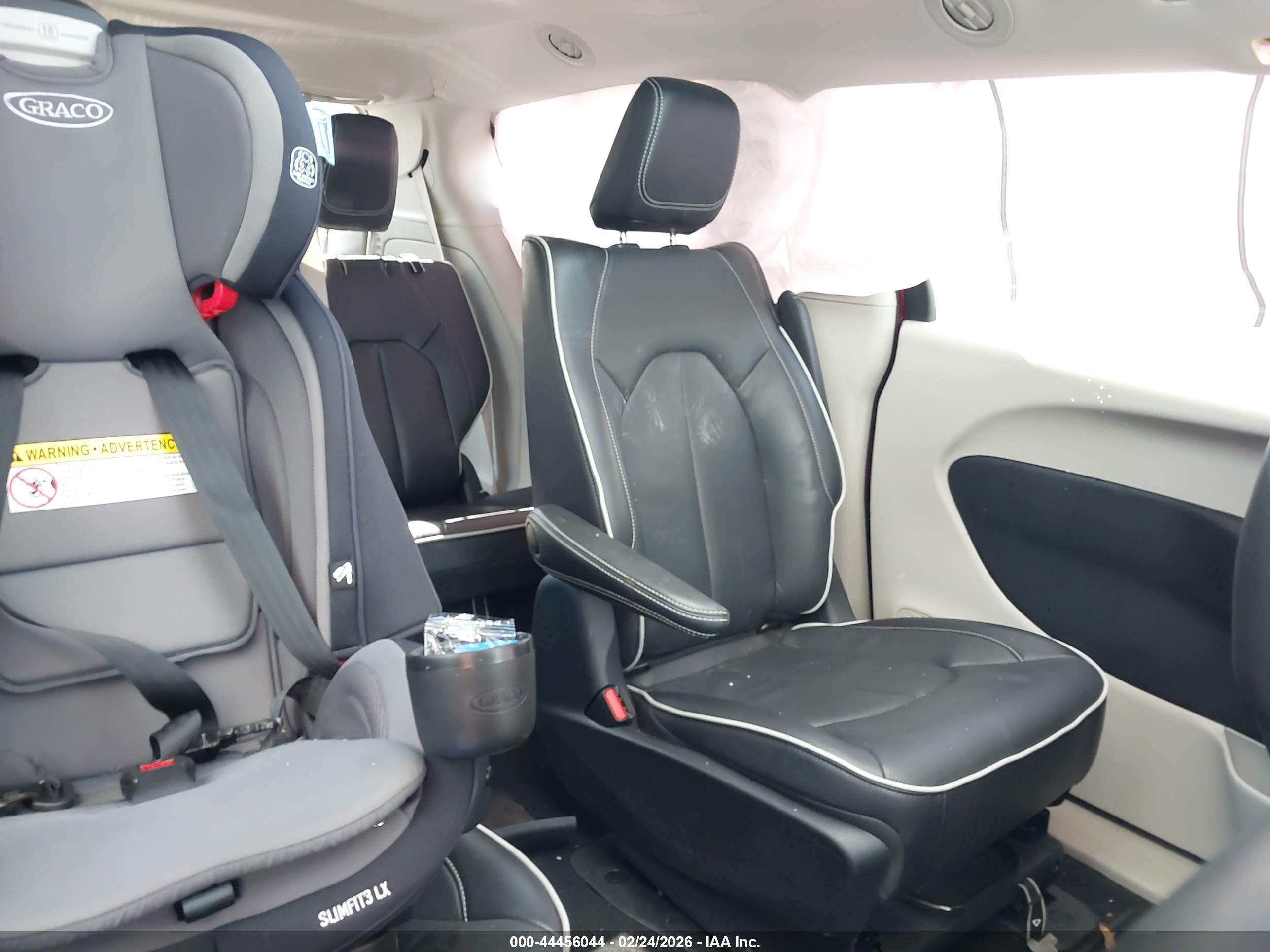CHRYSLER PACIFICA image 8