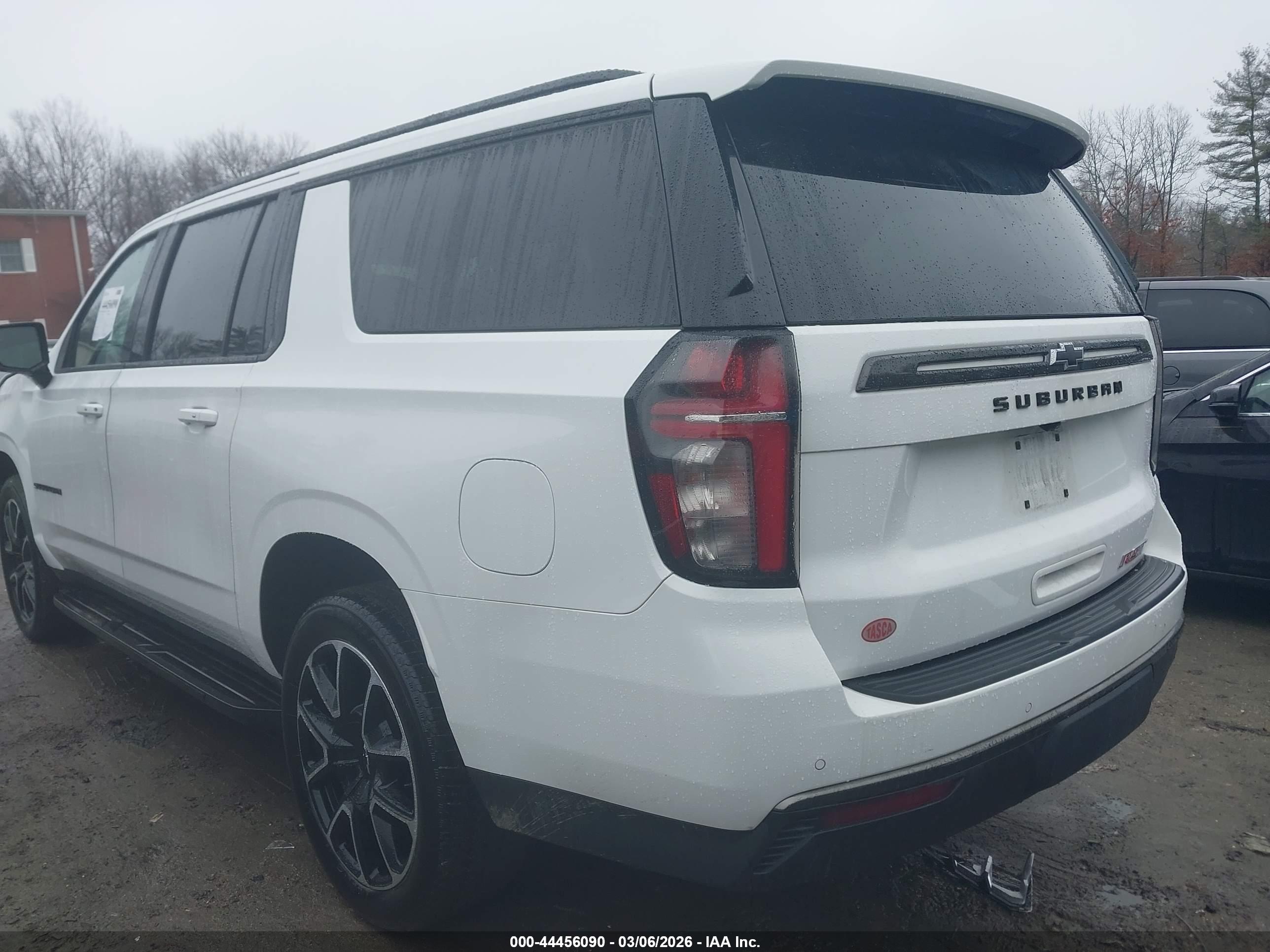CHEVROLET SUBURBAN image 3