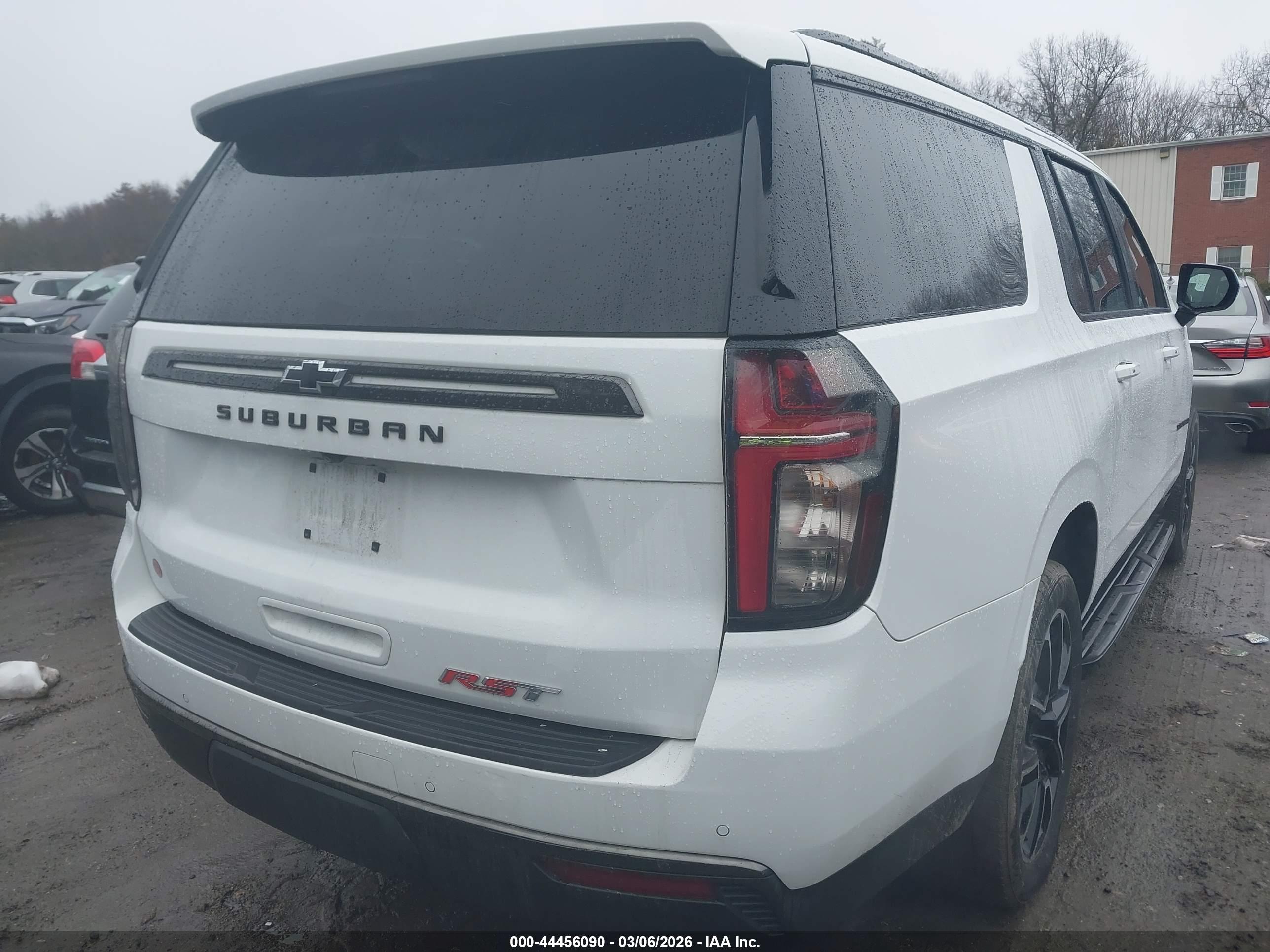 CHEVROLET SUBURBAN image 4