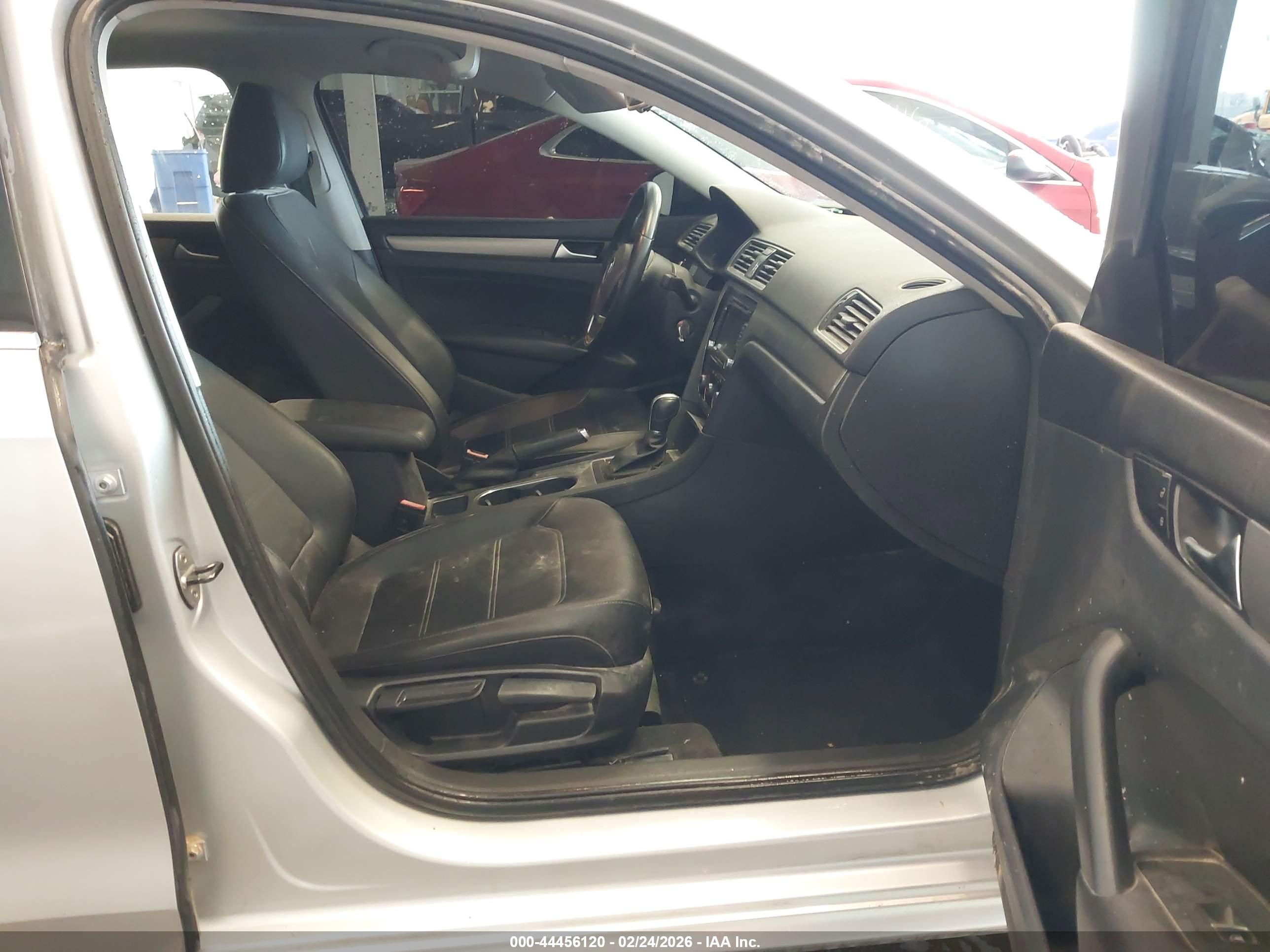 VOLKSWAGEN PASSAT image 5