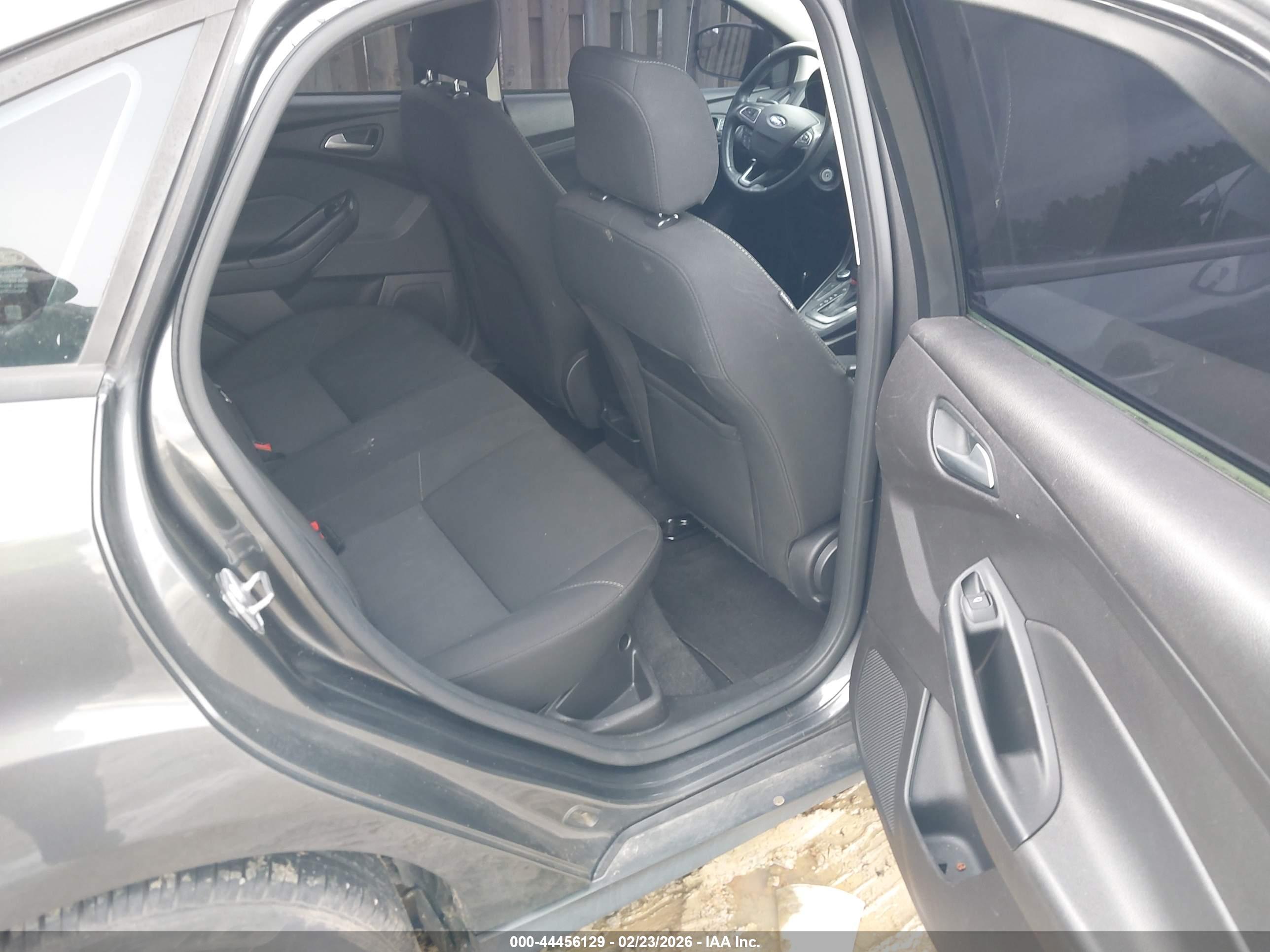 FORD FOCUS image 8