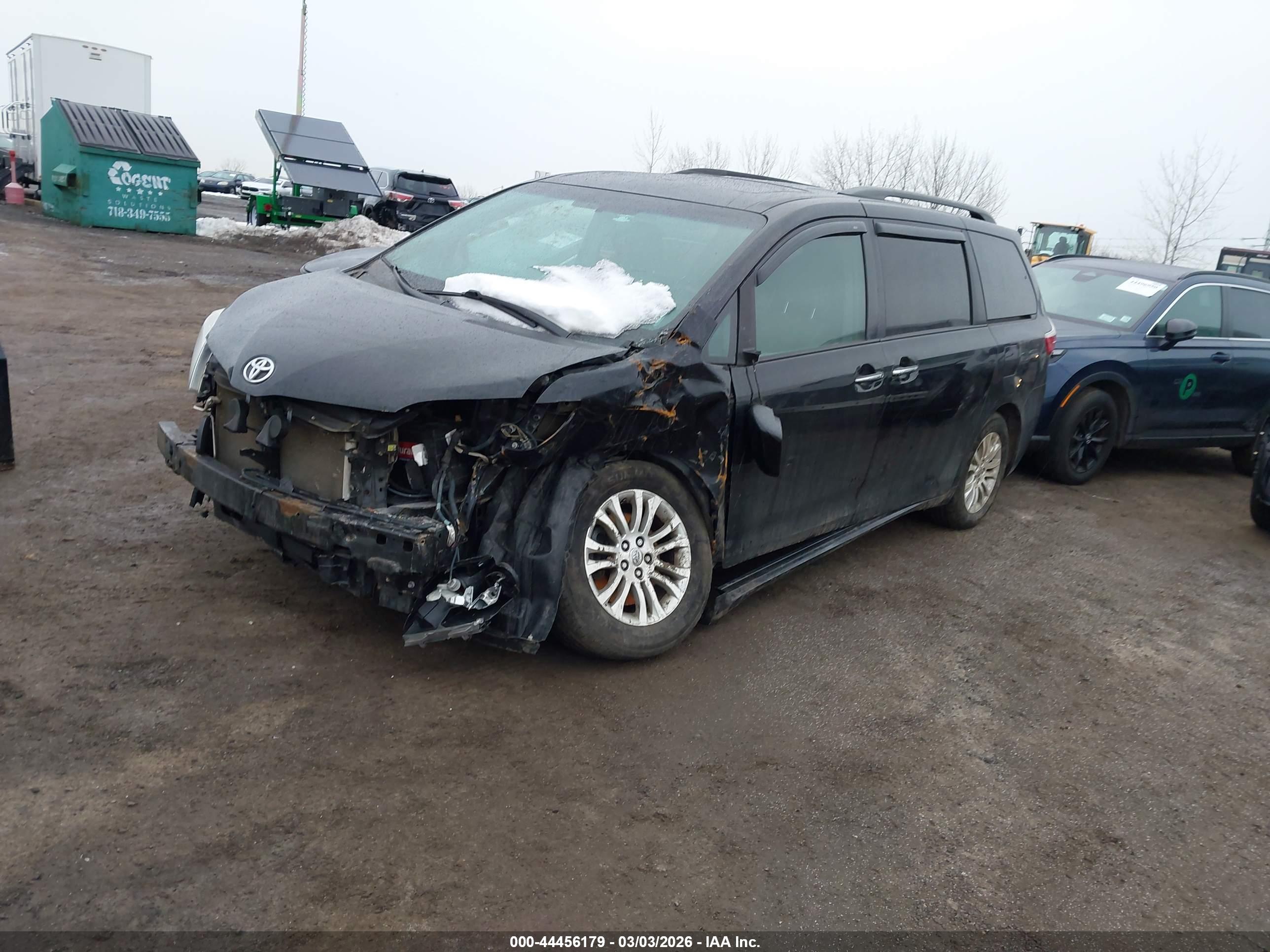 TOYOTA SIENNA image 2