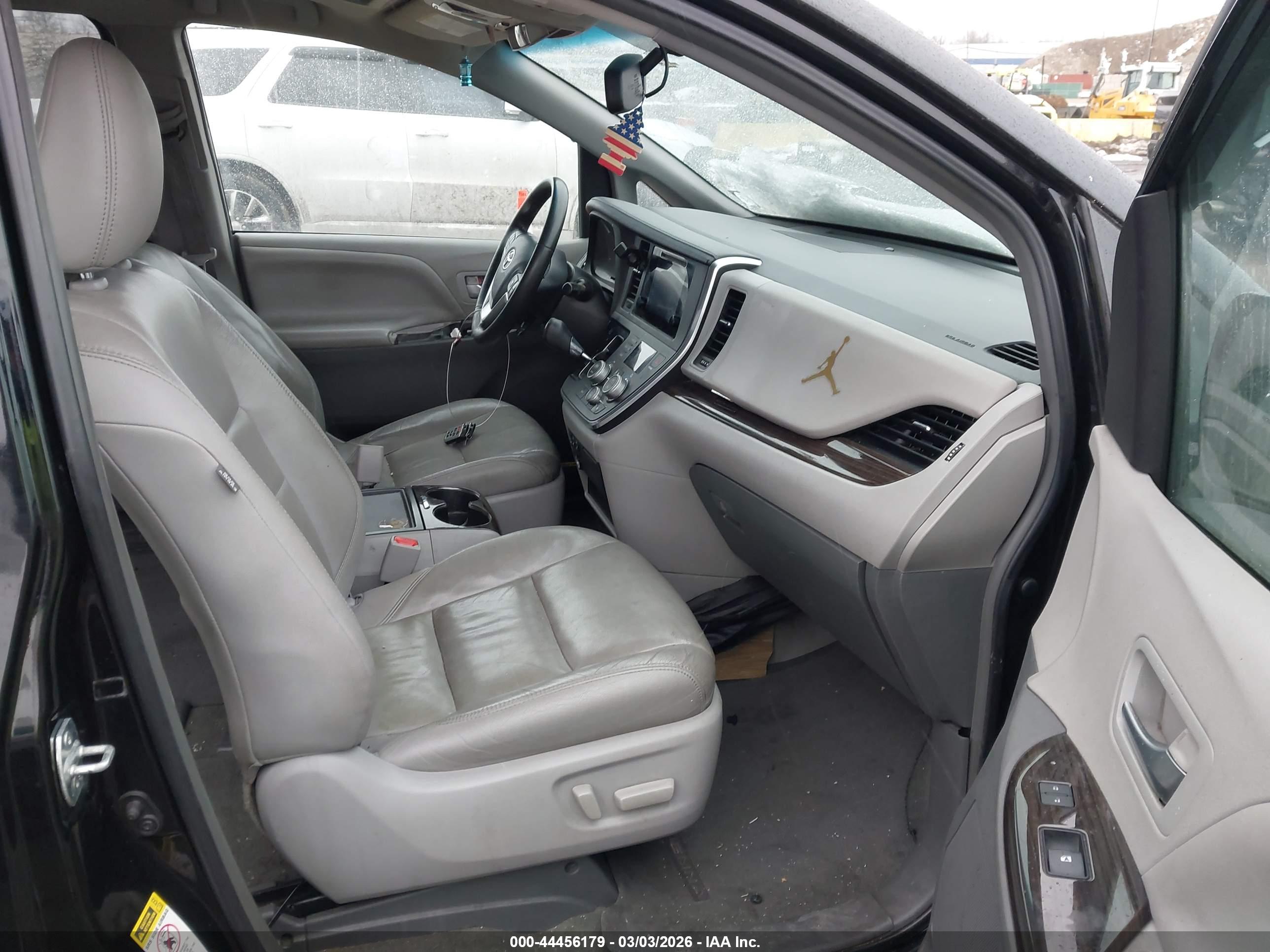 TOYOTA SIENNA image 5