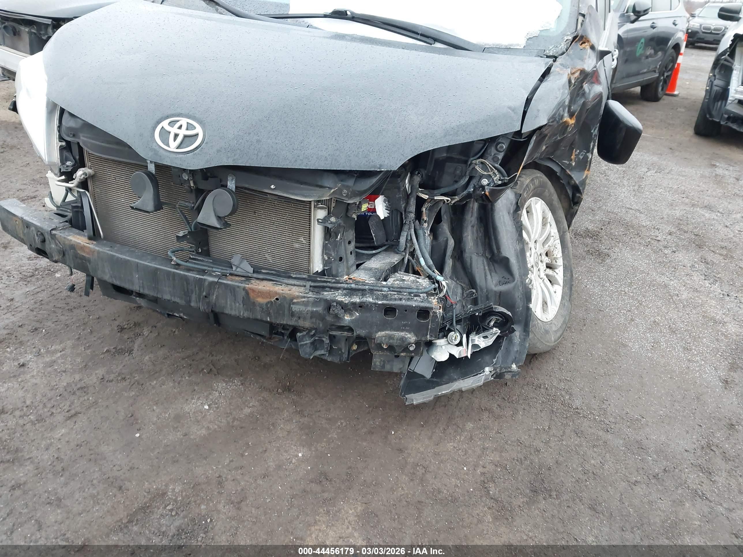 TOYOTA SIENNA image 6