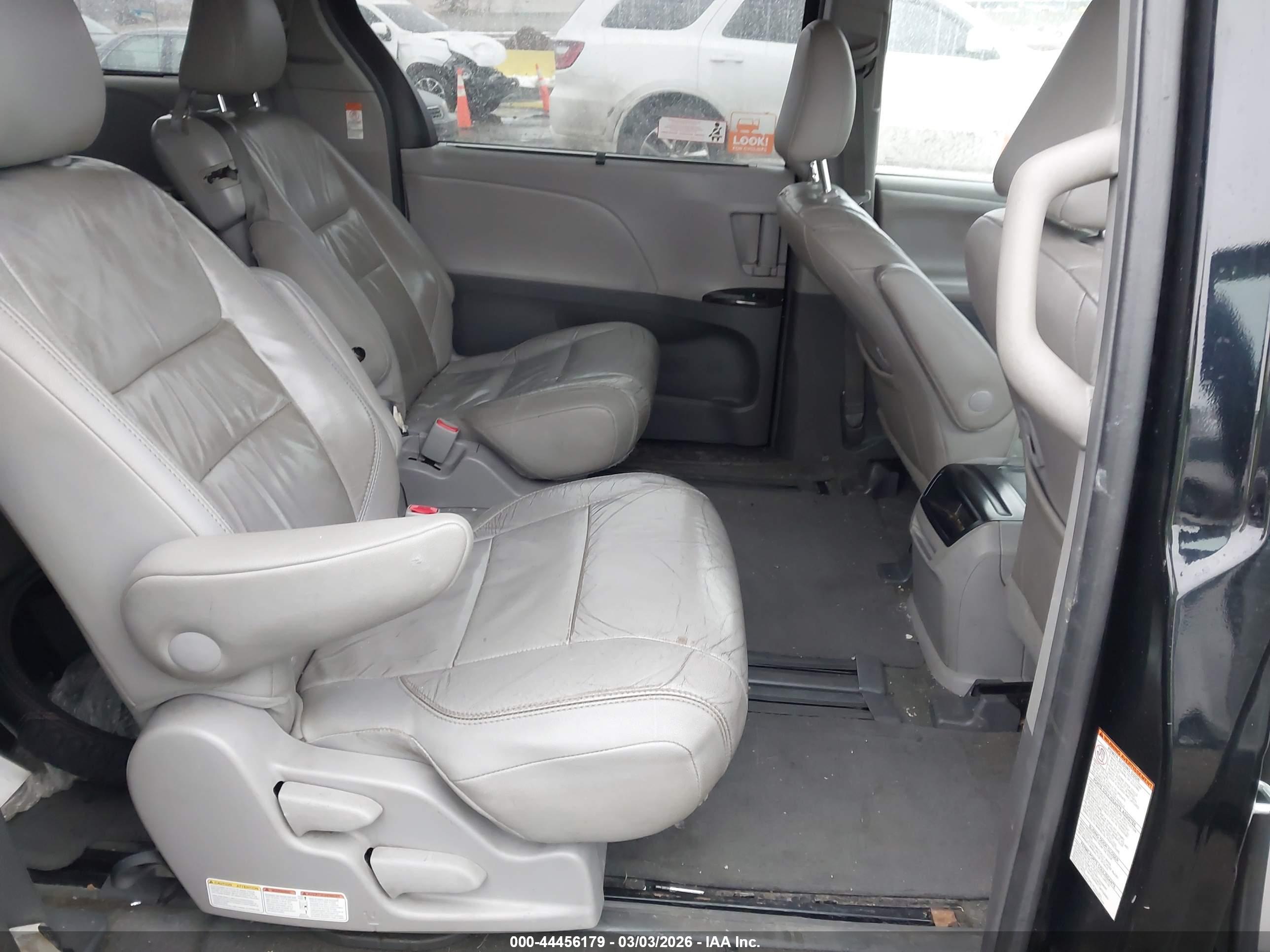 TOYOTA SIENNA image 8