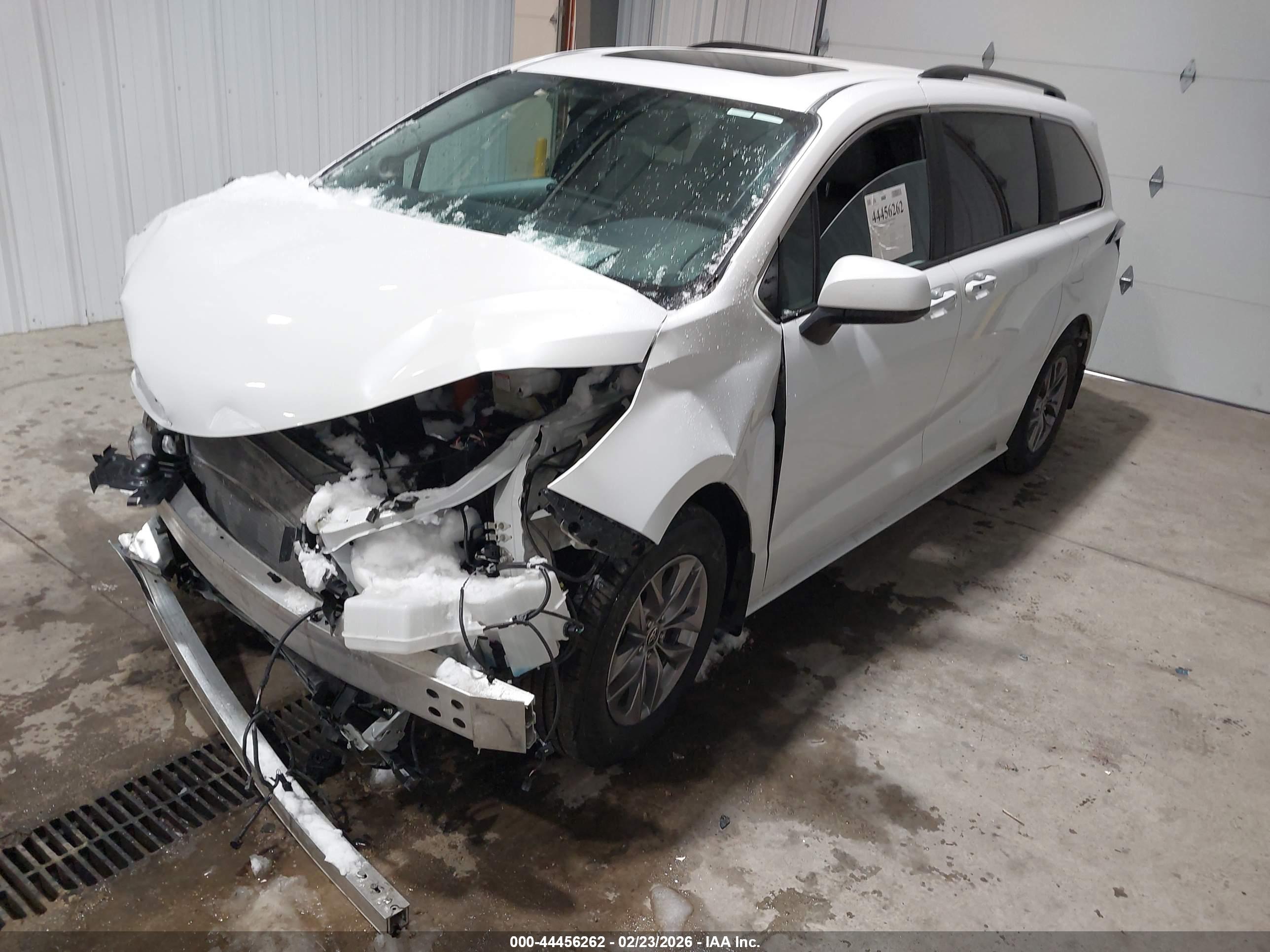 TOYOTA SIENNA image 2