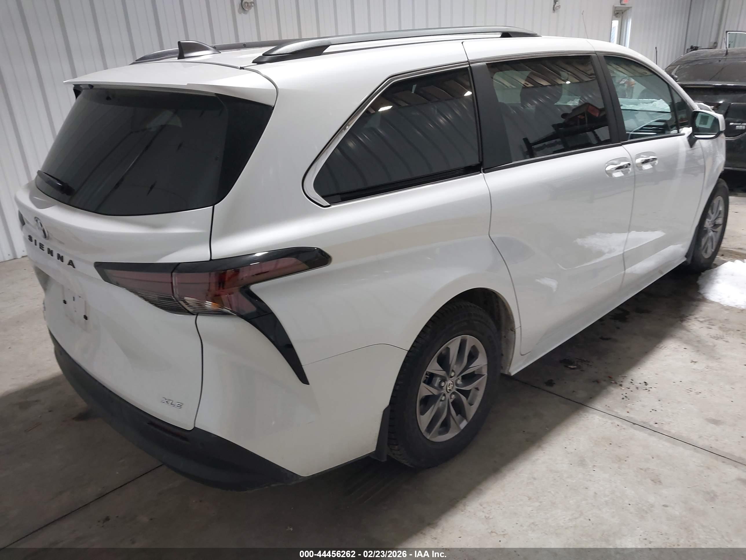 TOYOTA SIENNA image 4