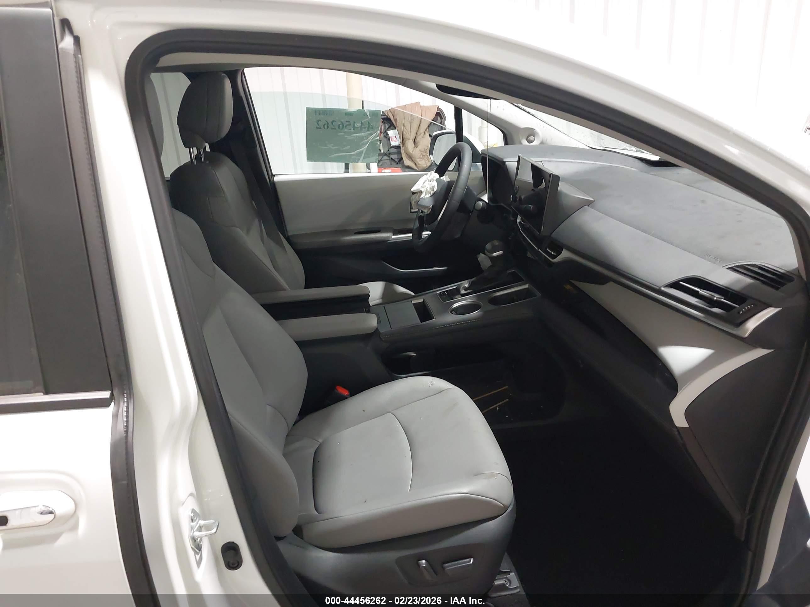 TOYOTA SIENNA image 5