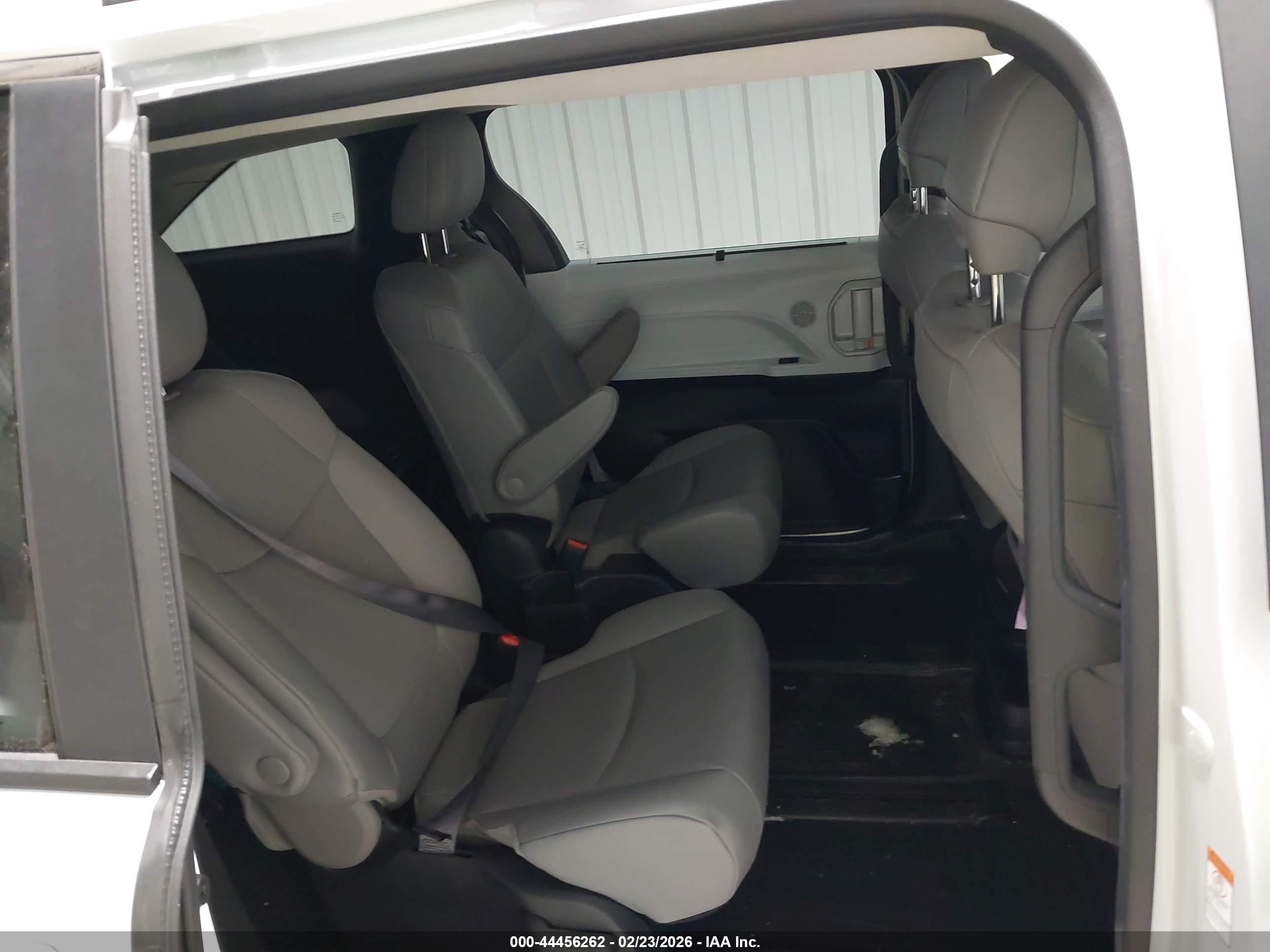 TOYOTA SIENNA image 8