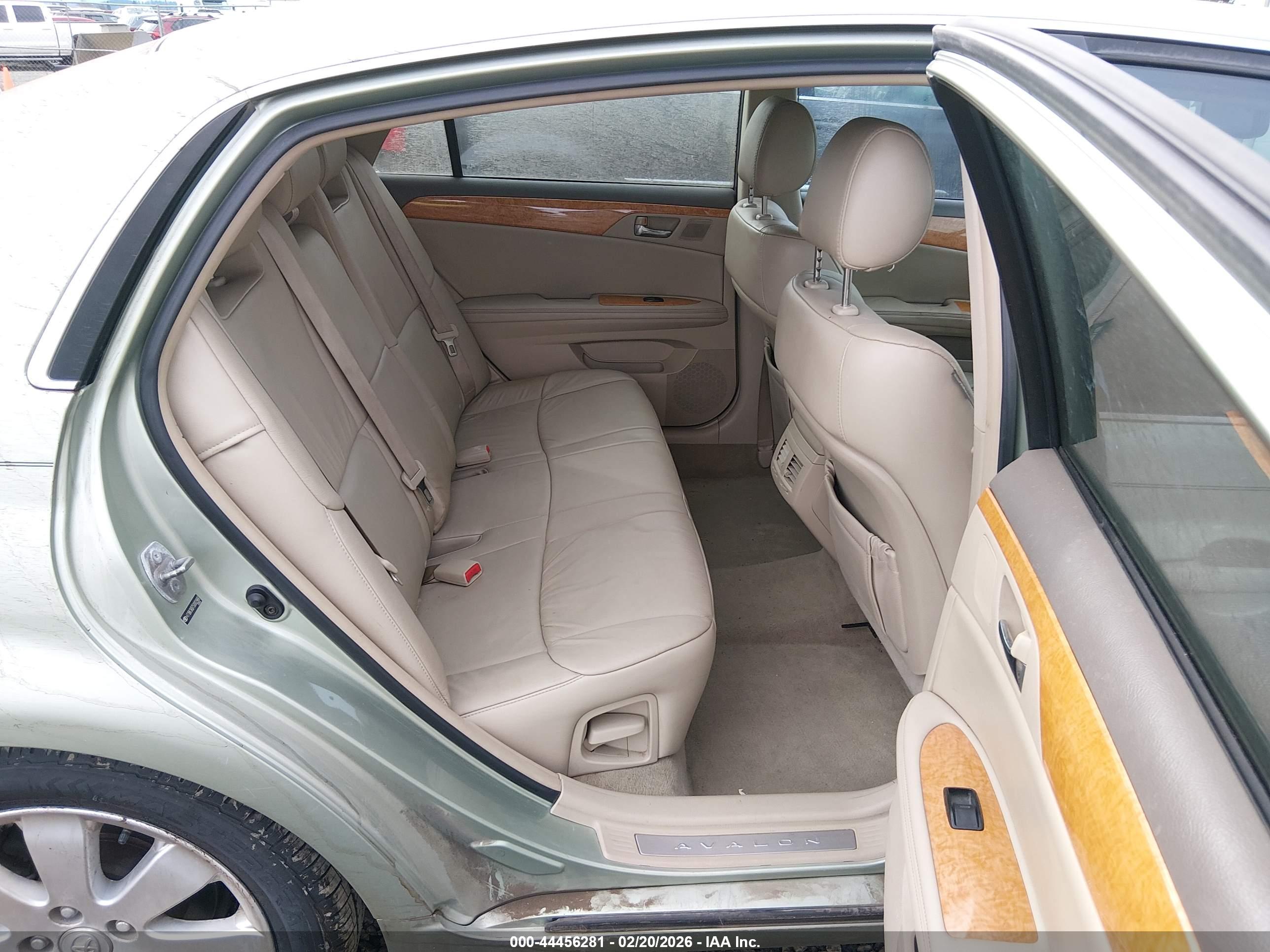 TOYOTA AVALON image 8
