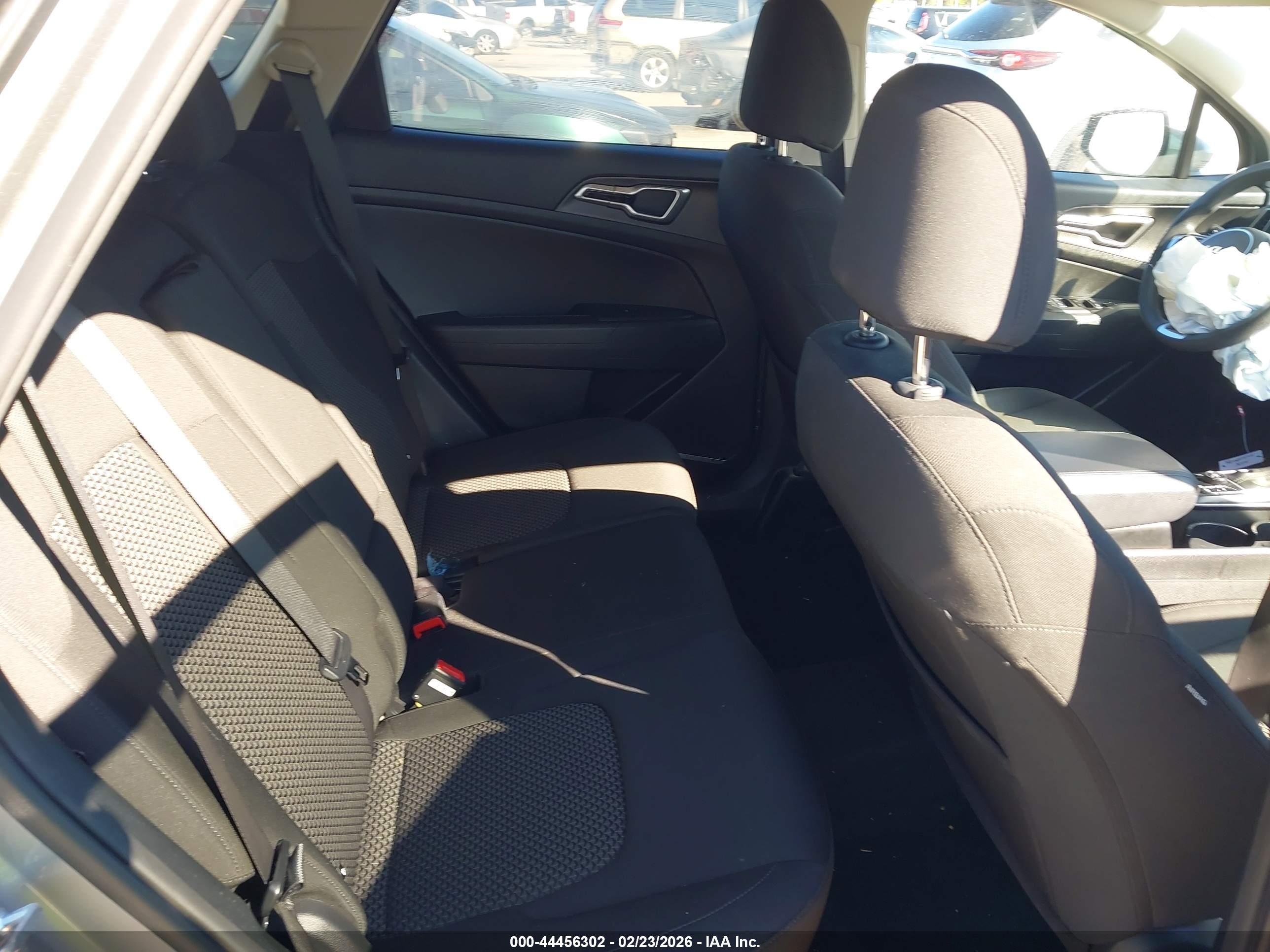 KIA SPORTAGE image 8