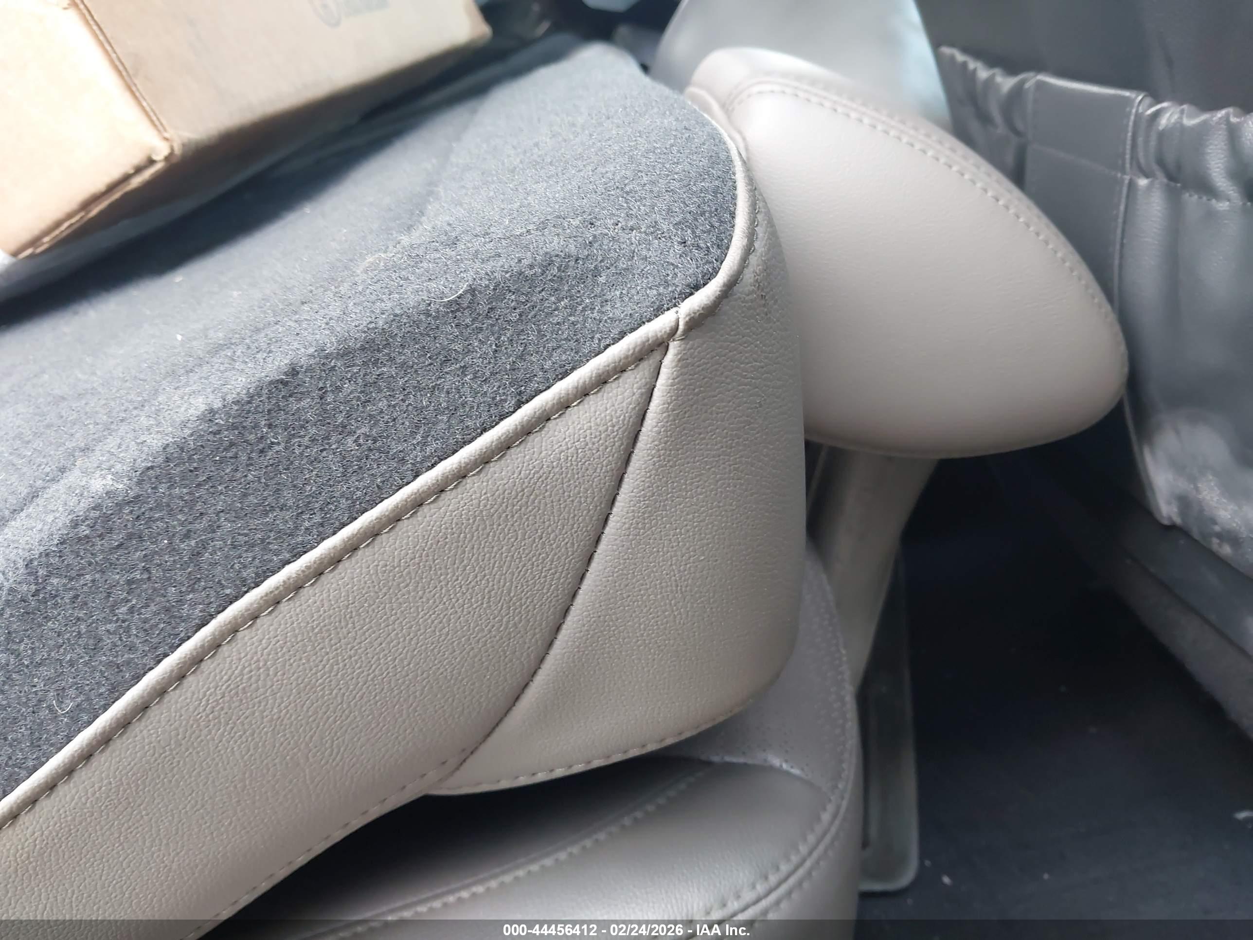 HYUNDAI SANTA image 8