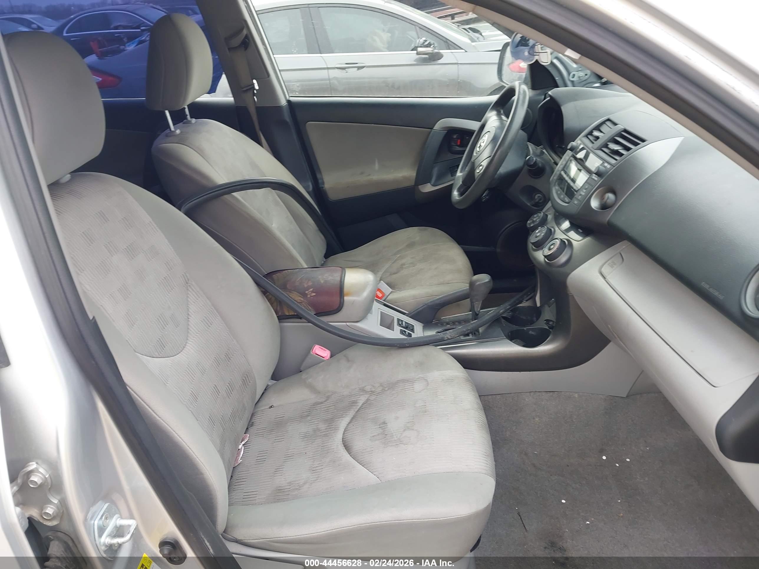 TOYOTA RAV4 image 5