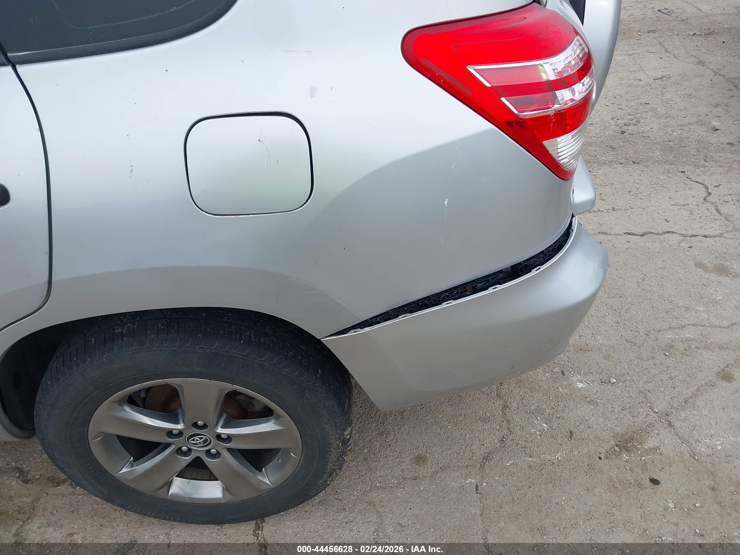 TOYOTA RAV4 image 6