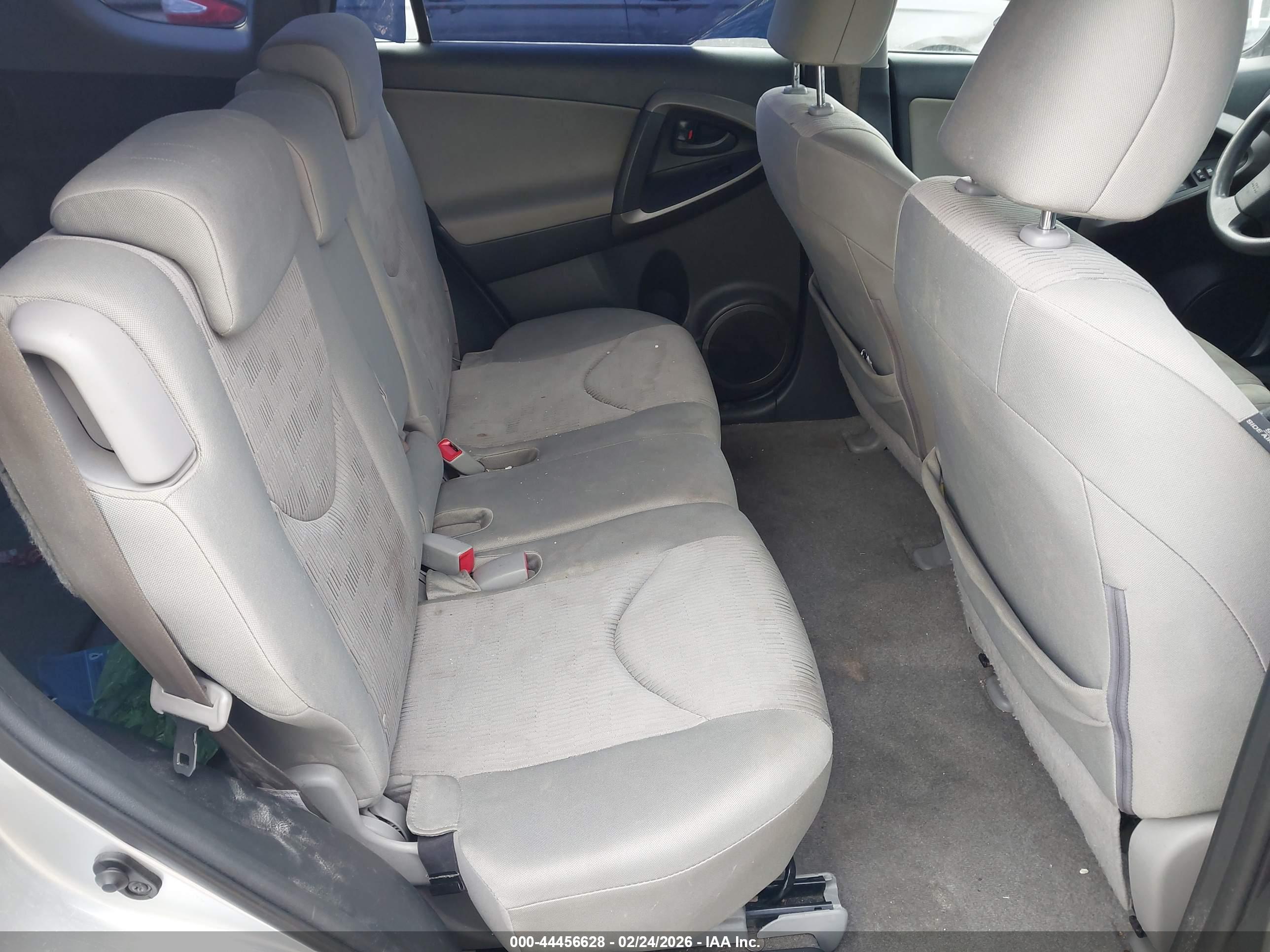 TOYOTA RAV4 image 8