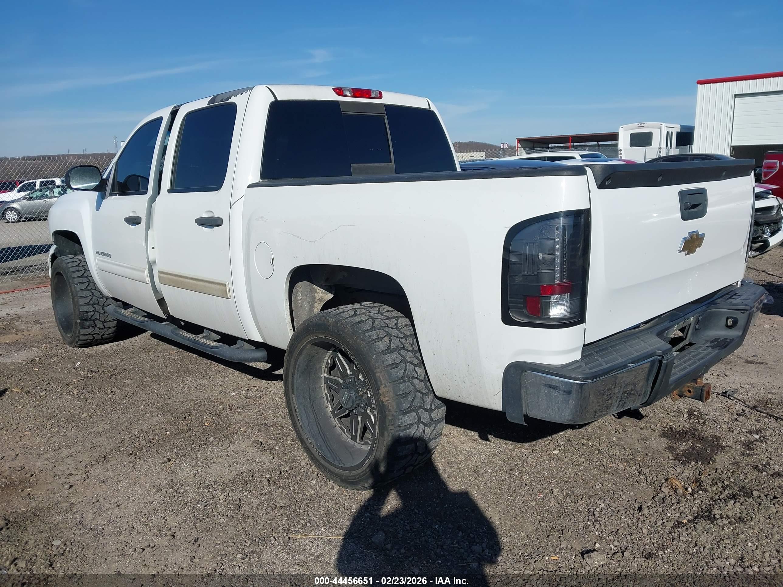 CHEVROLET SILVERADO image 3