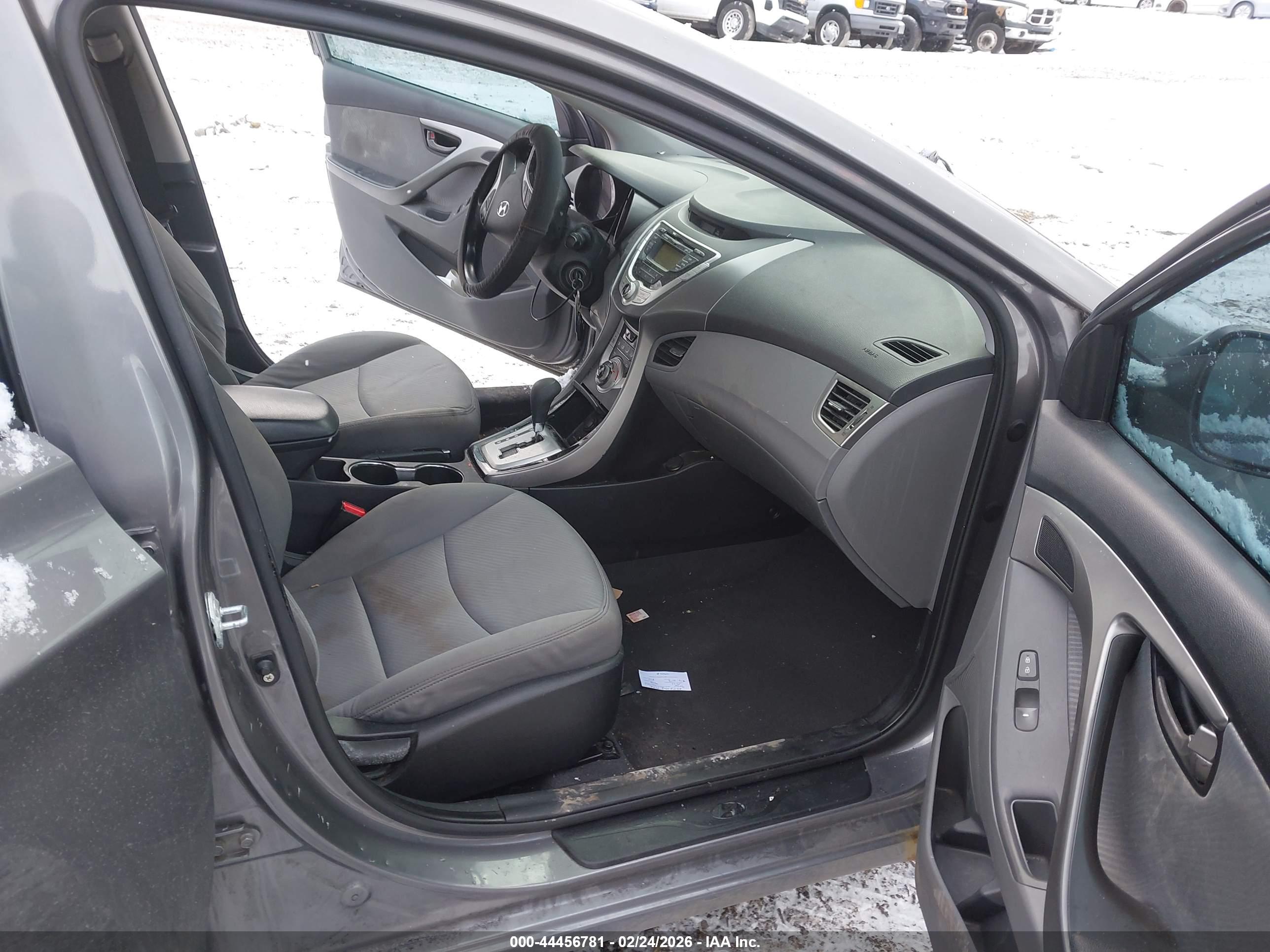 HYUNDAI ELANTRA image 5