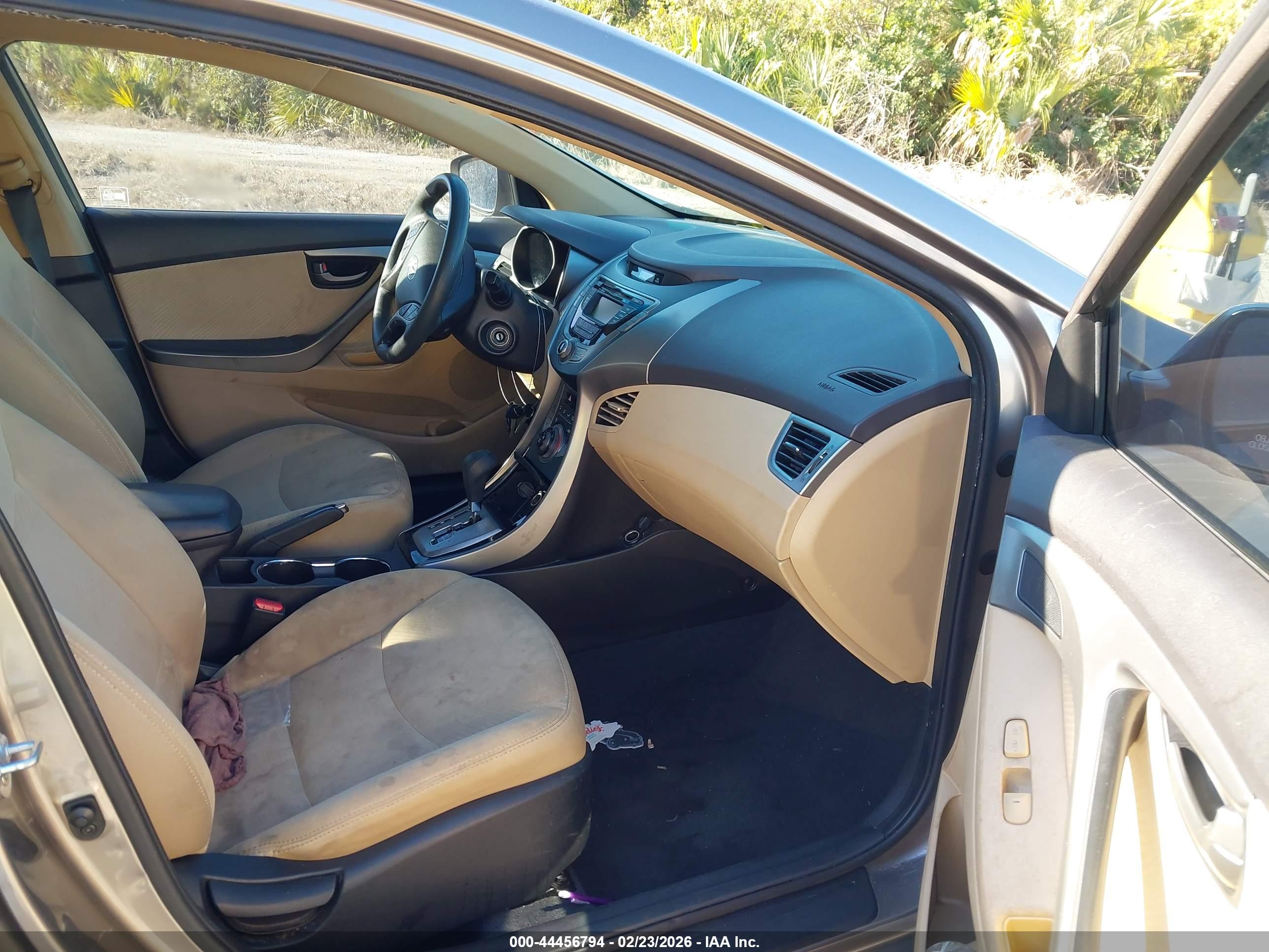 HYUNDAI ELANTRA image 5