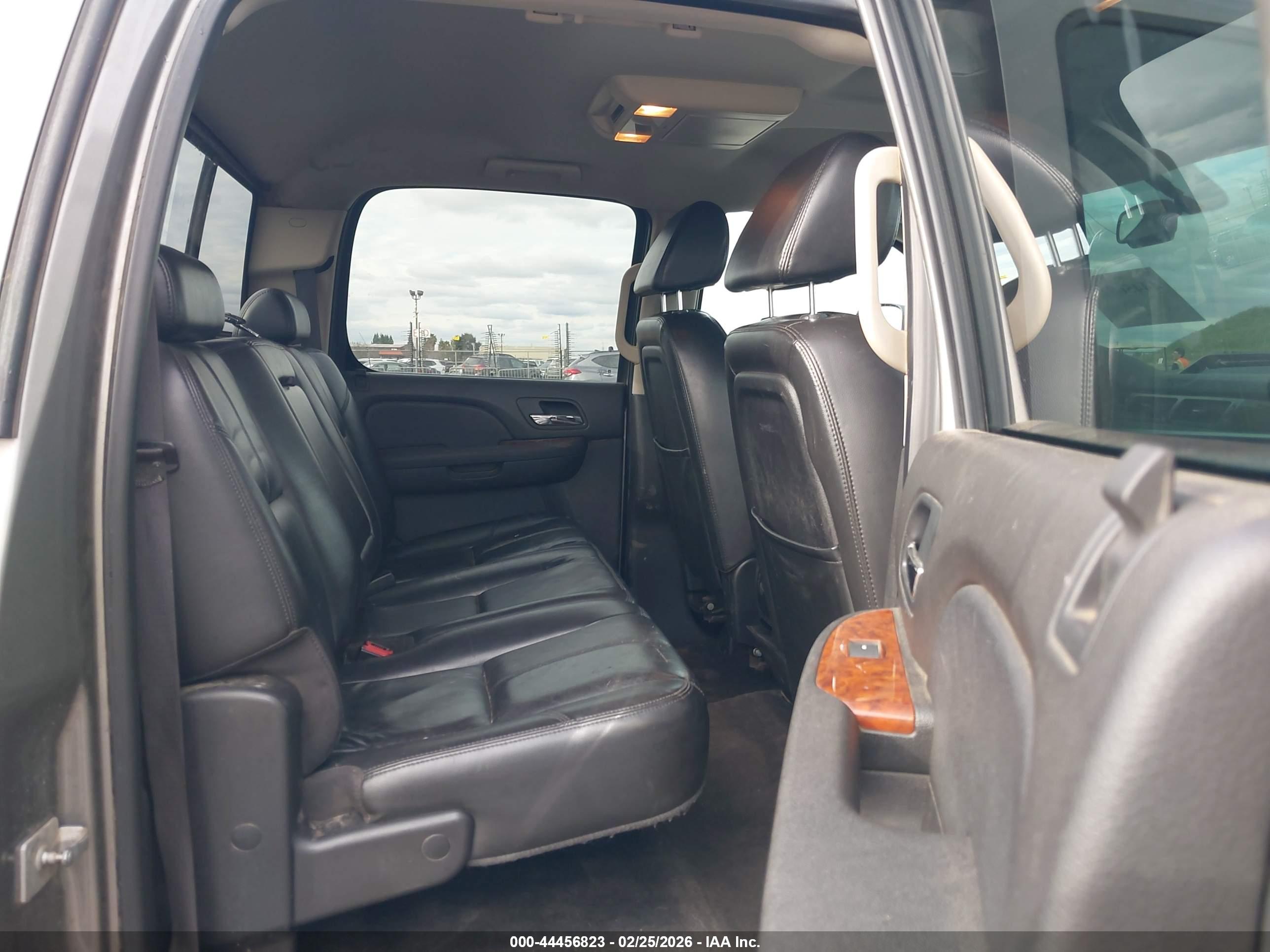 CHEVROLET SILVERADO image 8