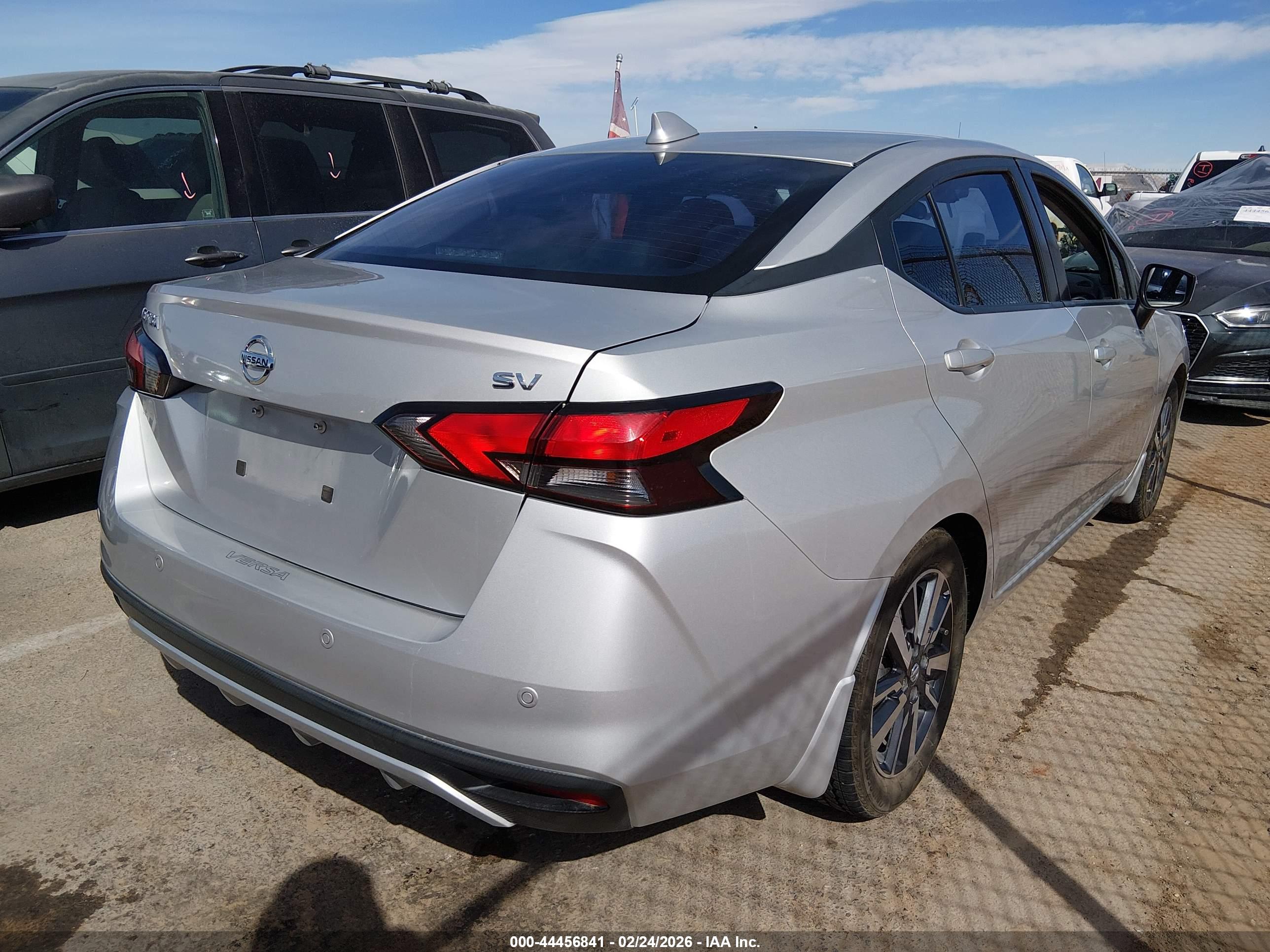 NISSAN VERSA image 4