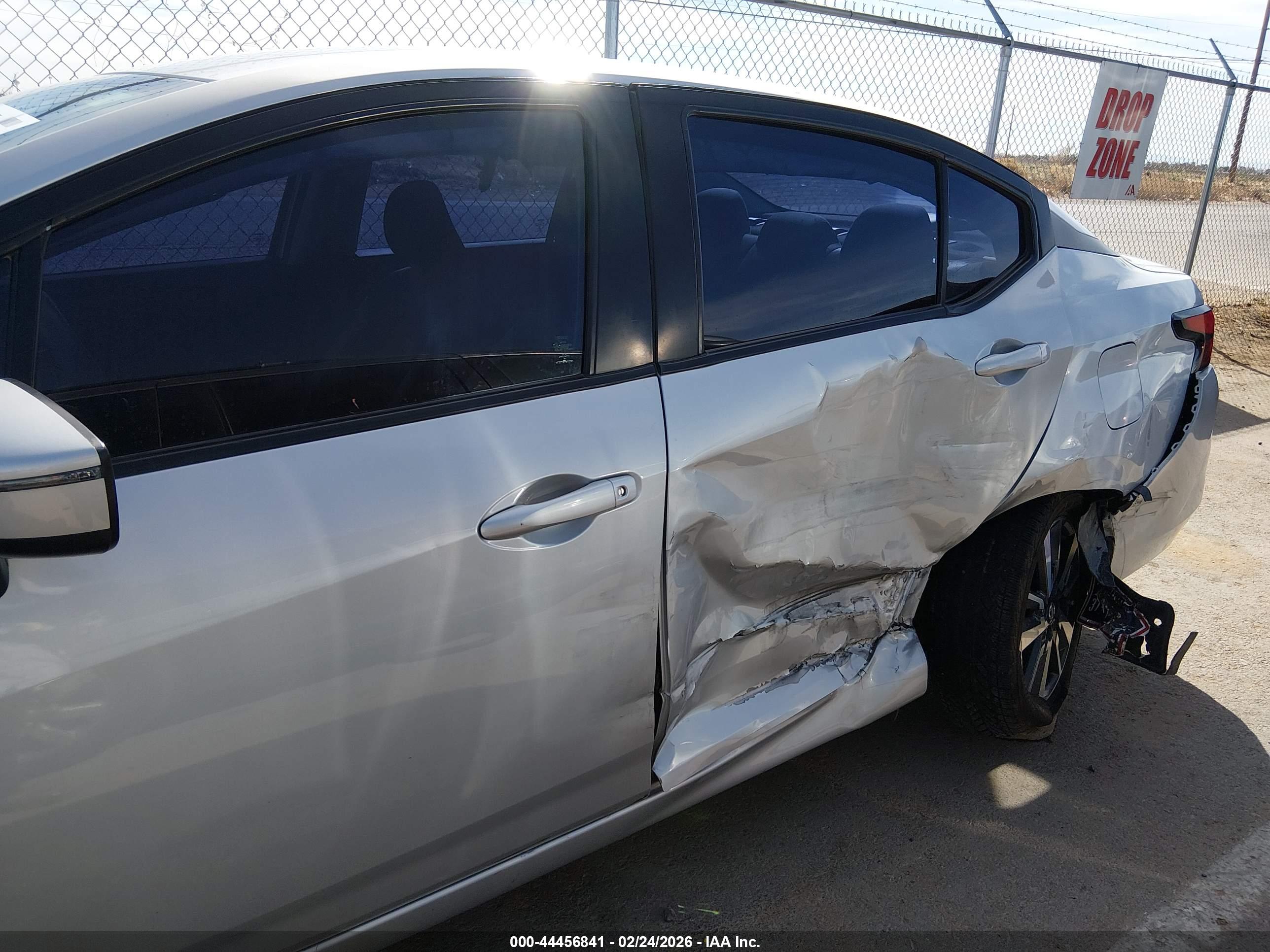 NISSAN VERSA image 6