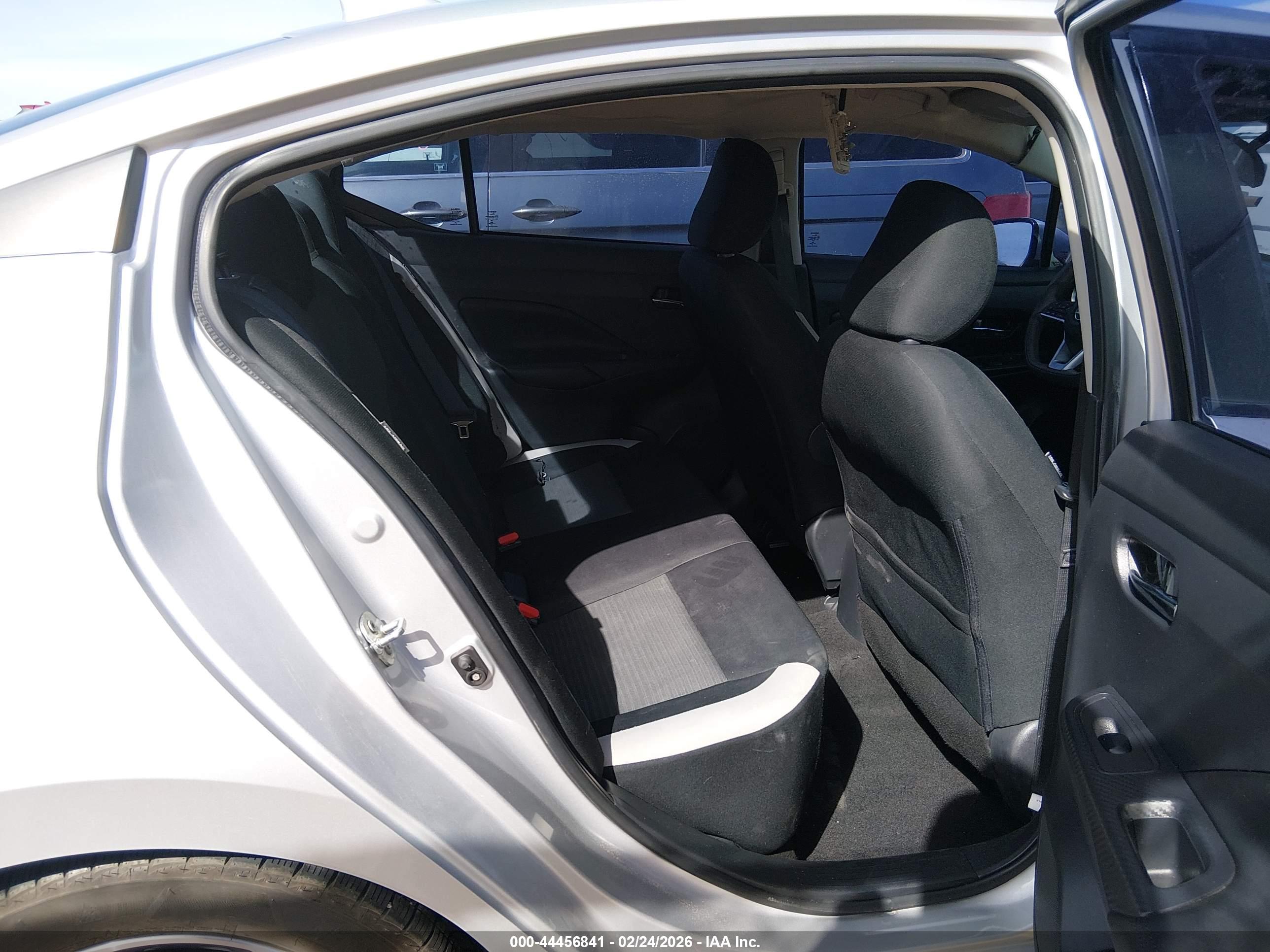 NISSAN VERSA image 8