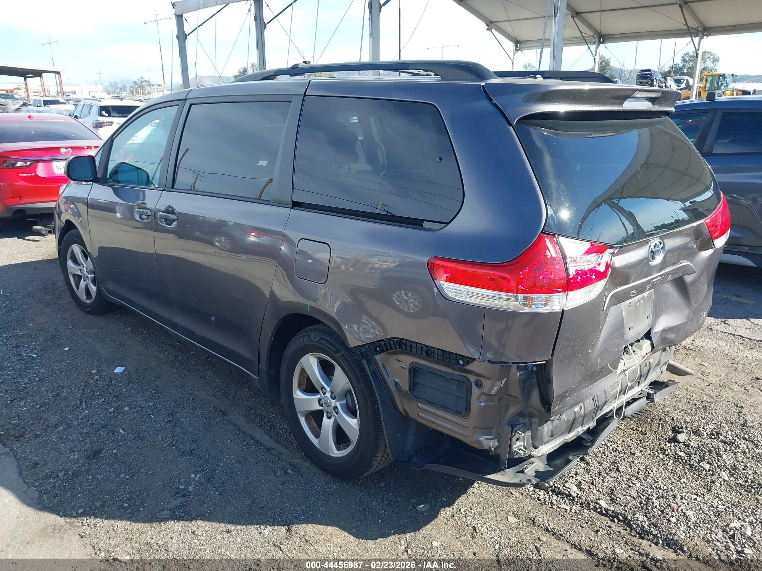 TOYOTA SIENNA image 3