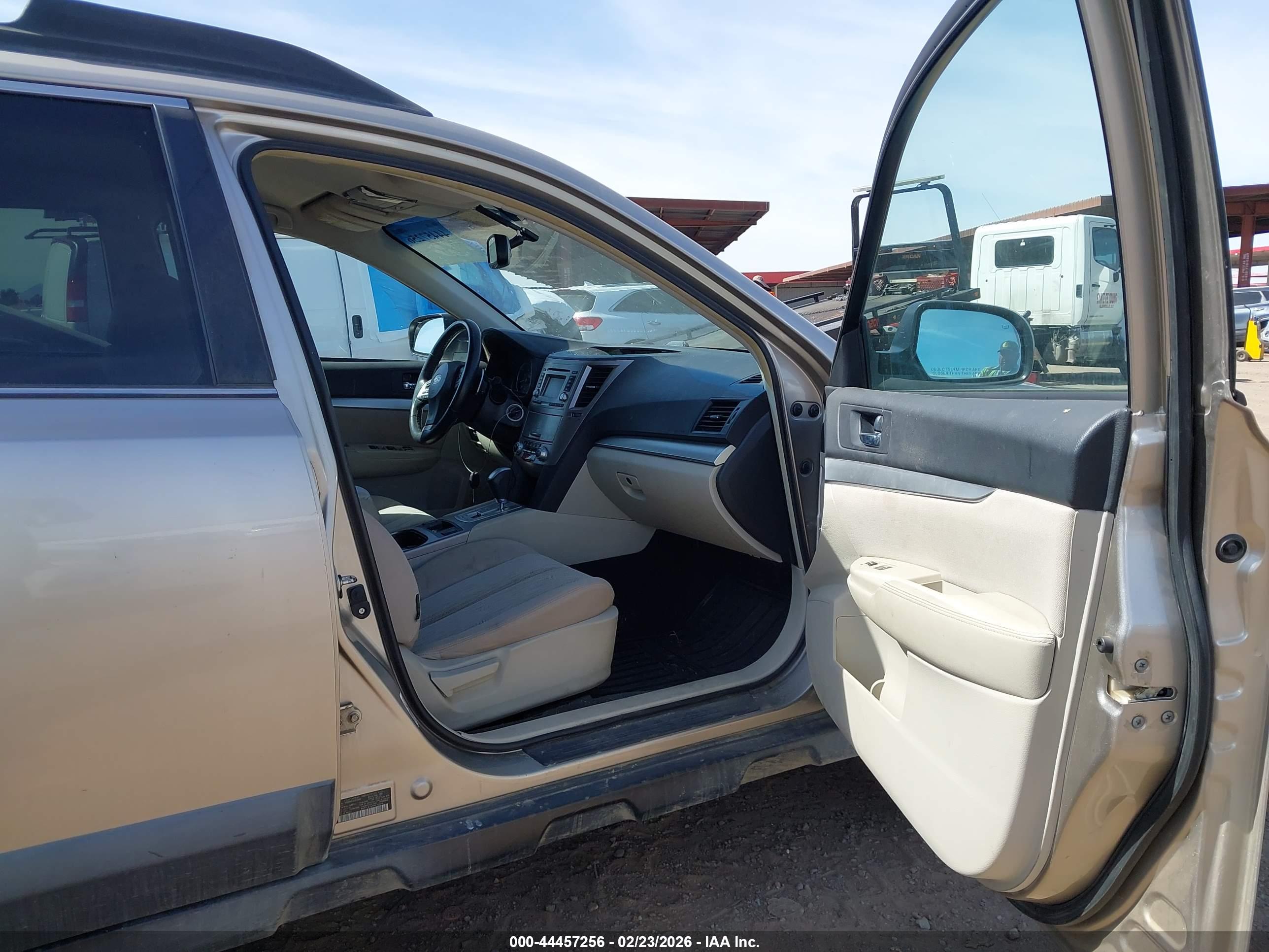SUBARU OUTBACK image 5
