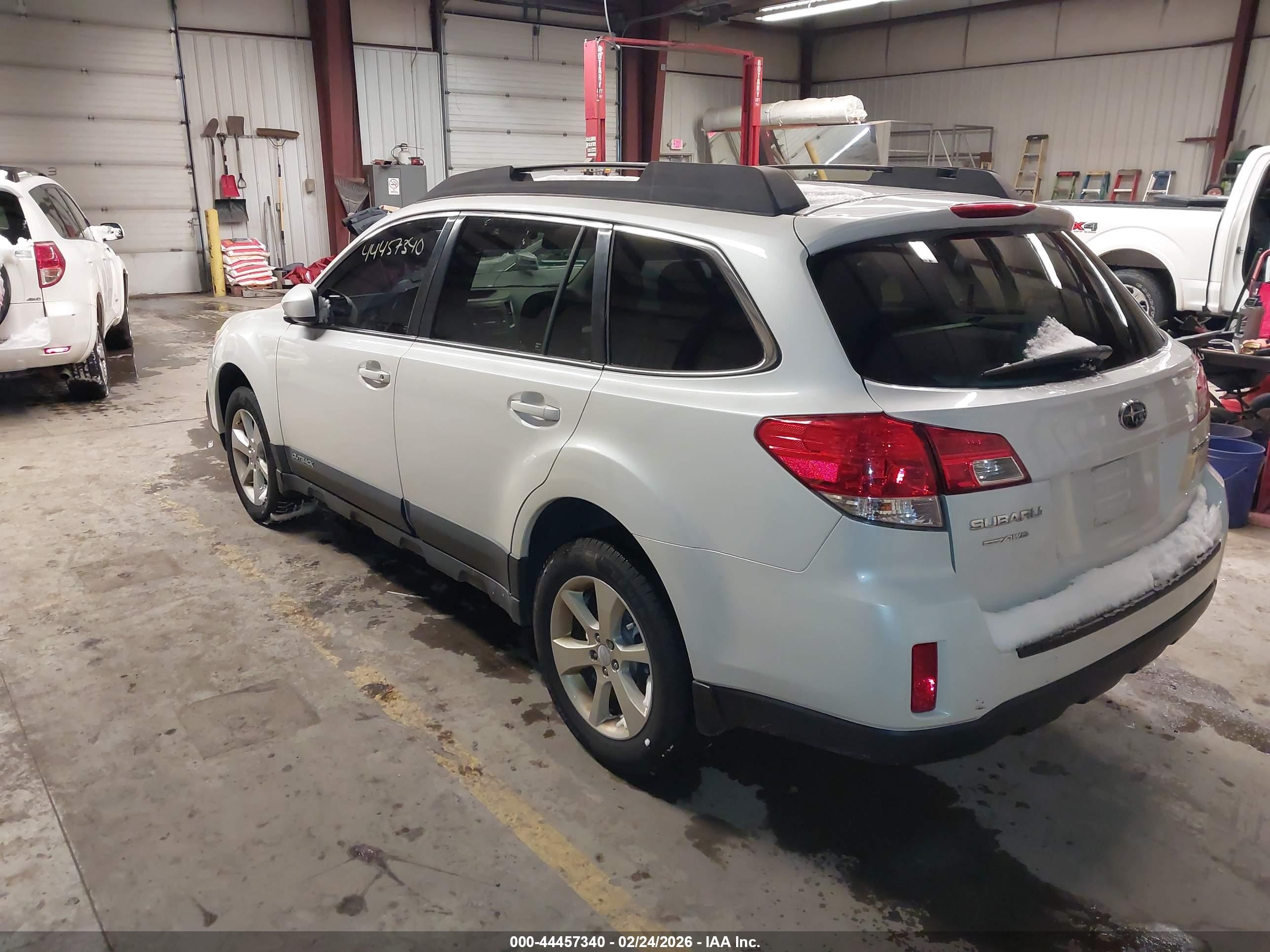 SUBARU OUTBACK image 3