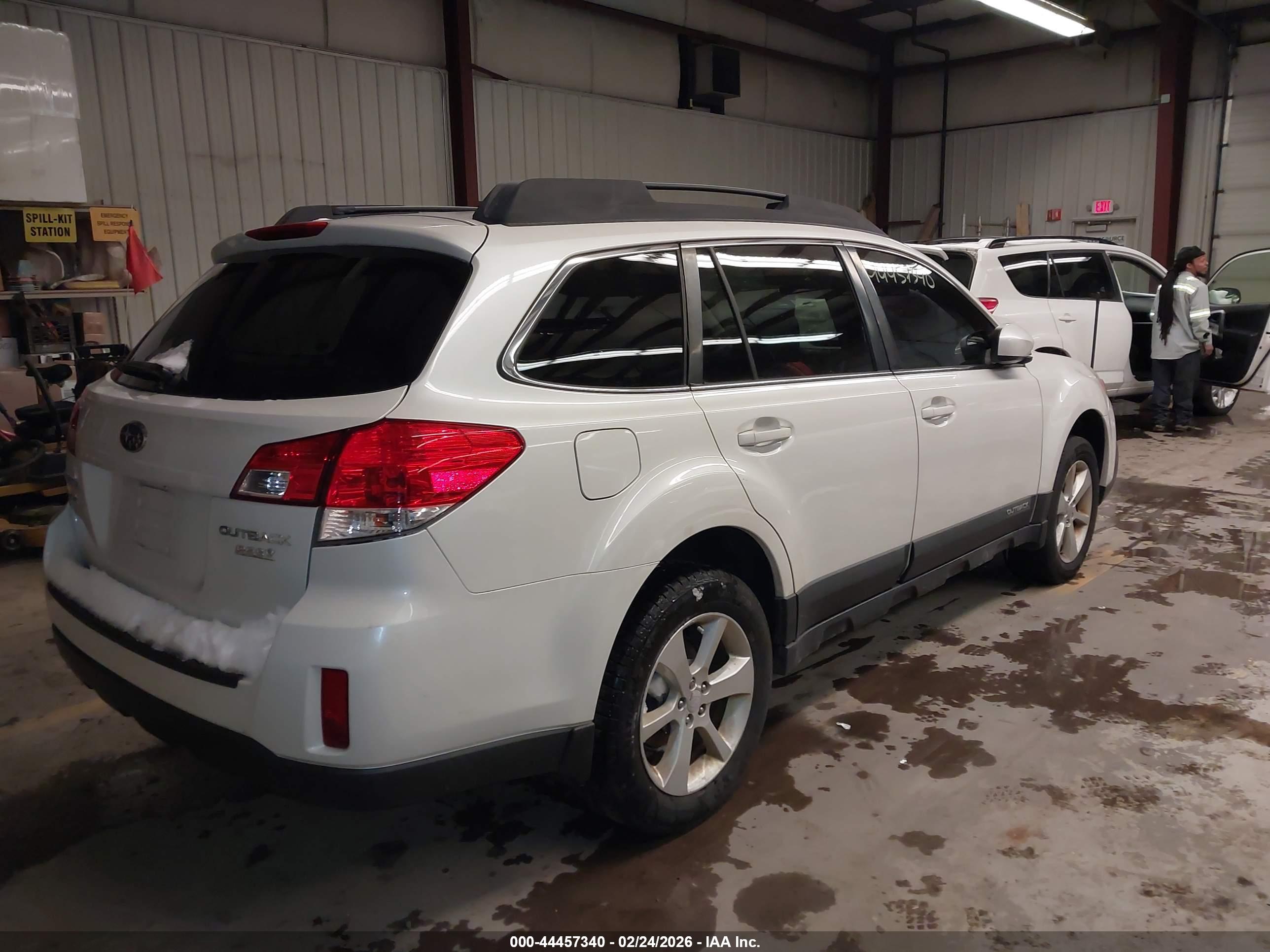 SUBARU OUTBACK image 4