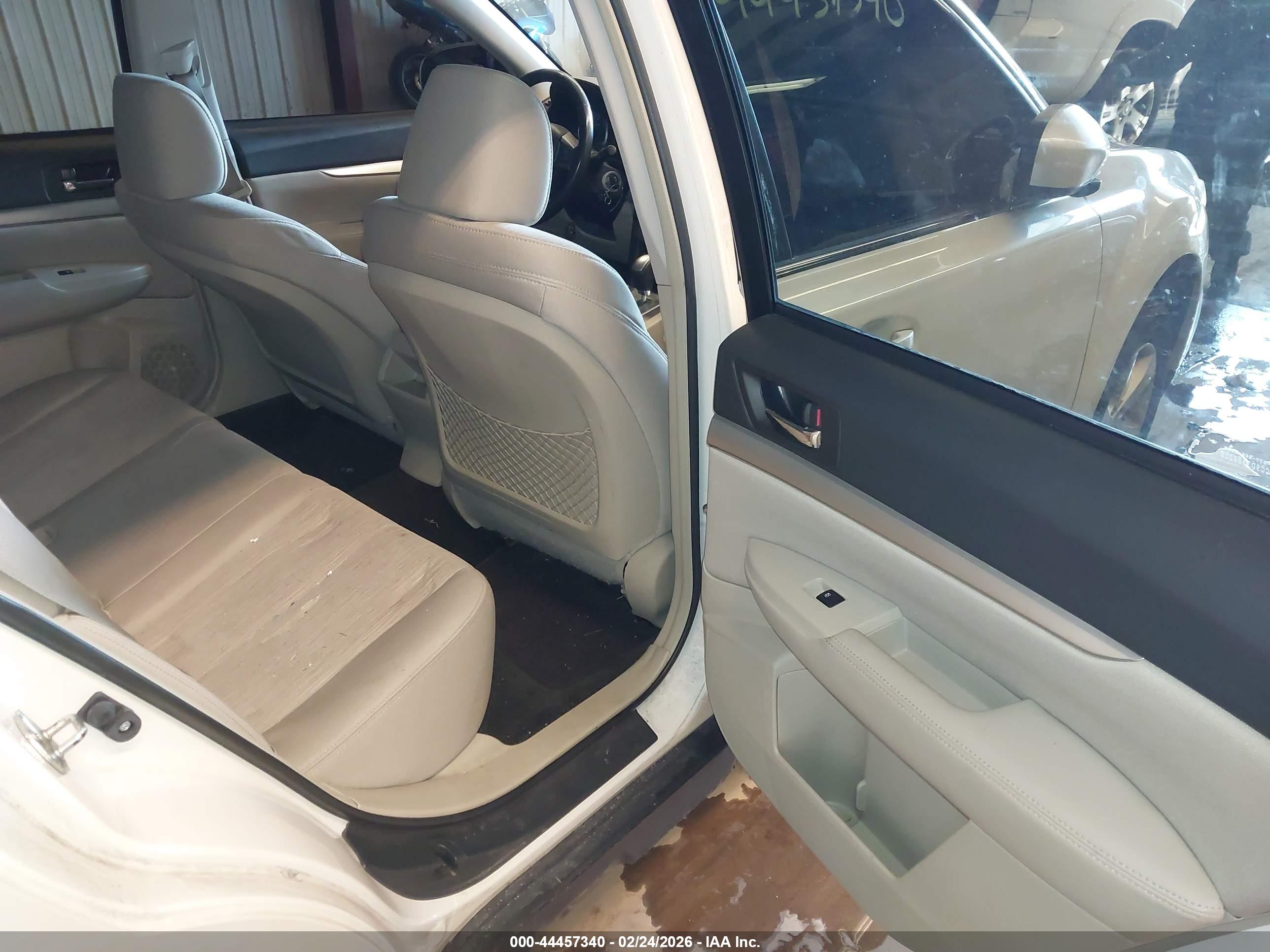 SUBARU OUTBACK image 8