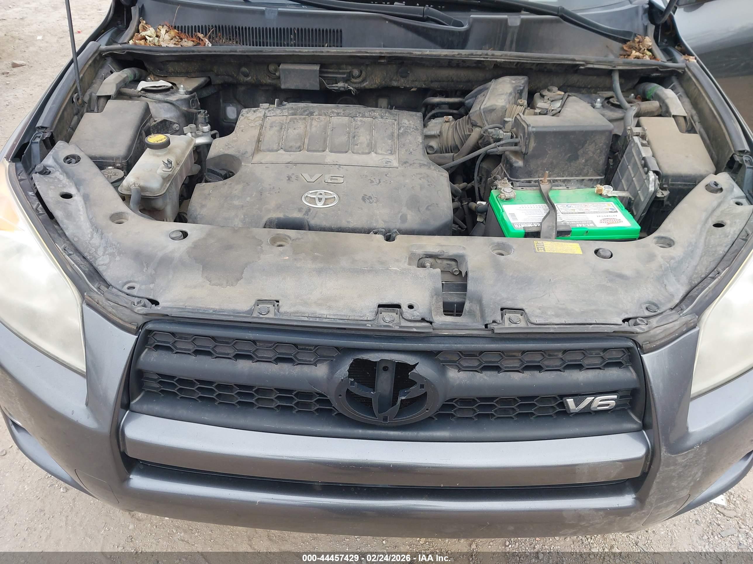 TOYOTA RAV4 image 10