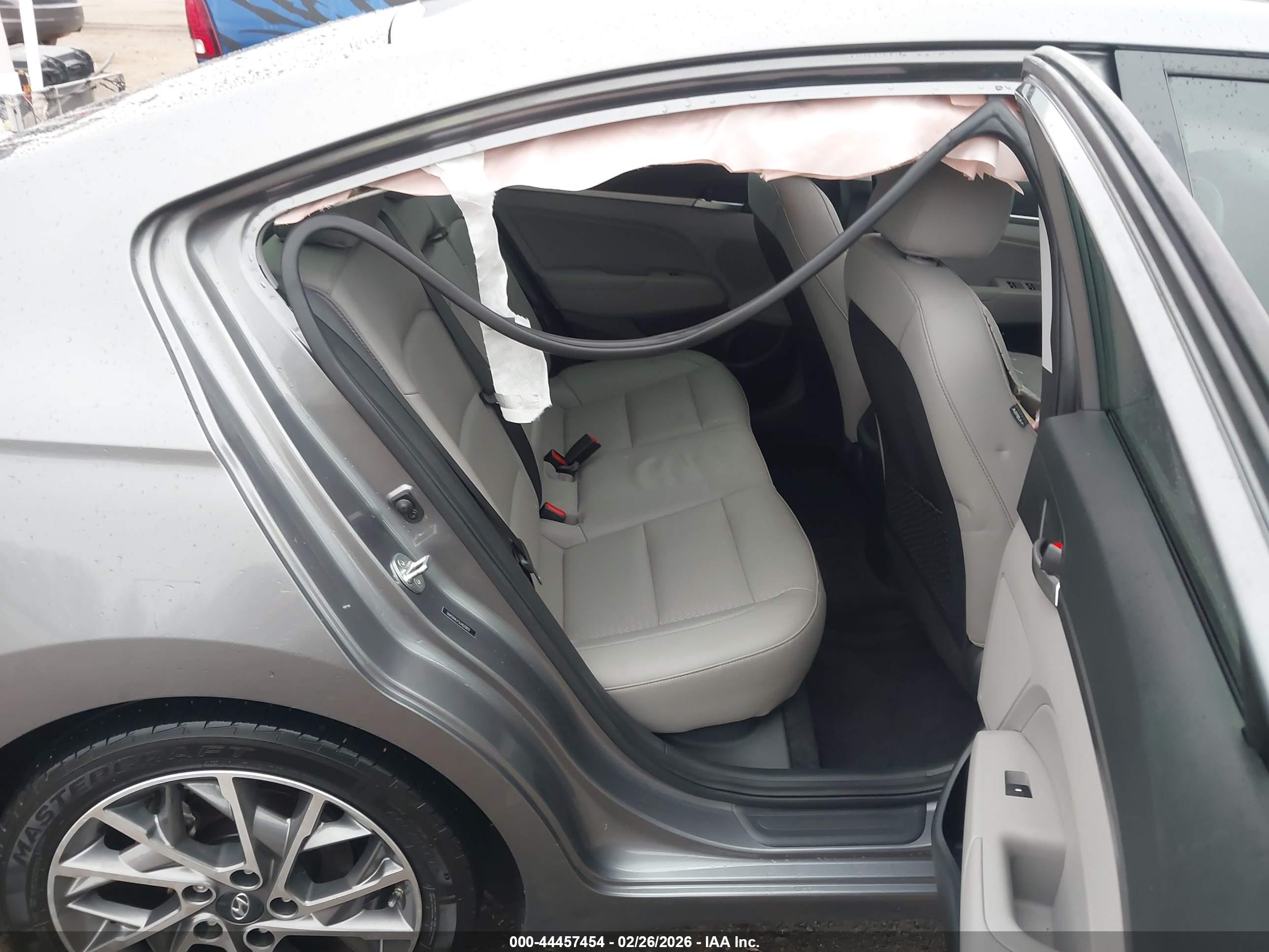 HYUNDAI ELANTRA image 8