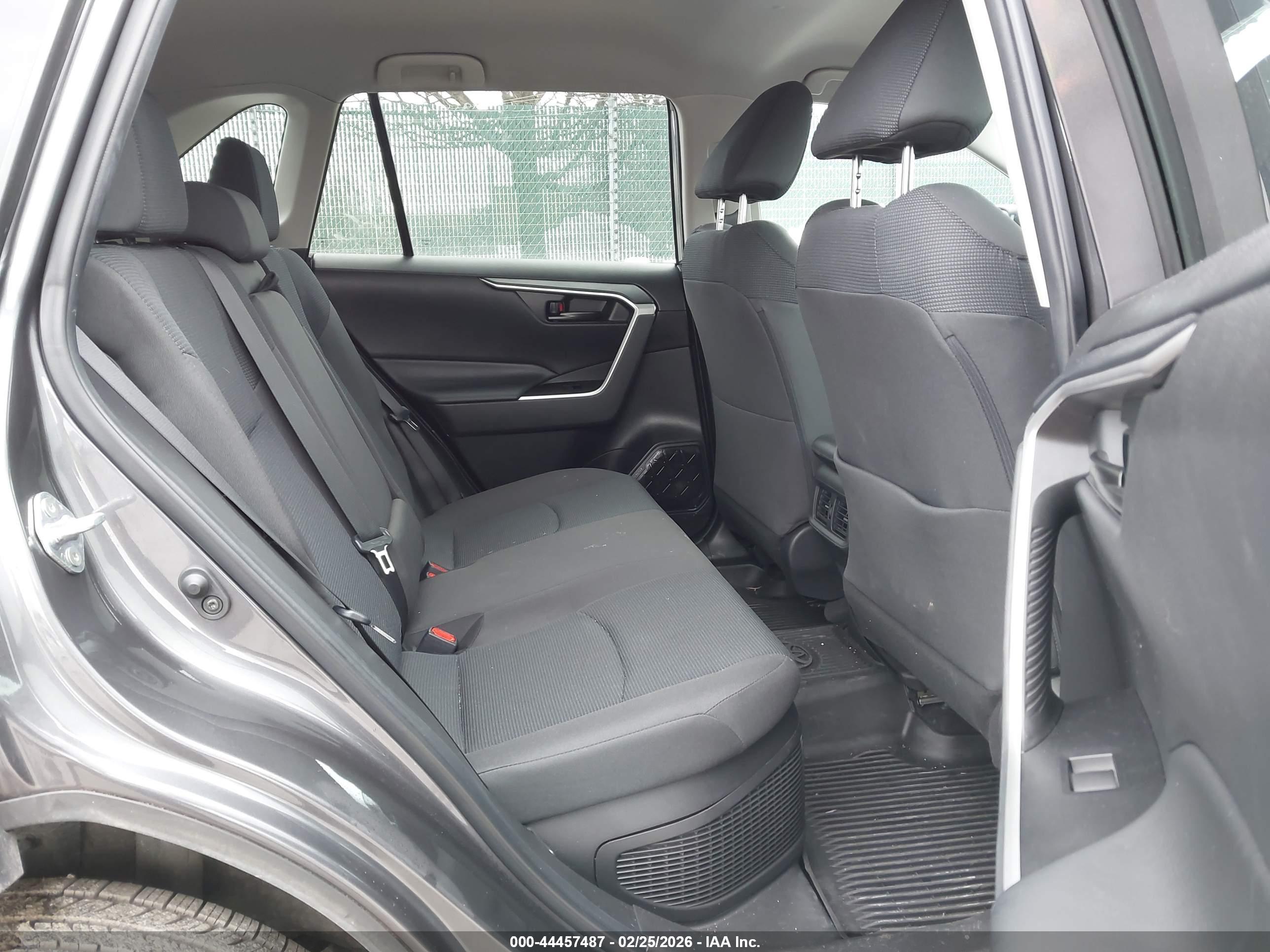 TOYOTA RAV4 image 8