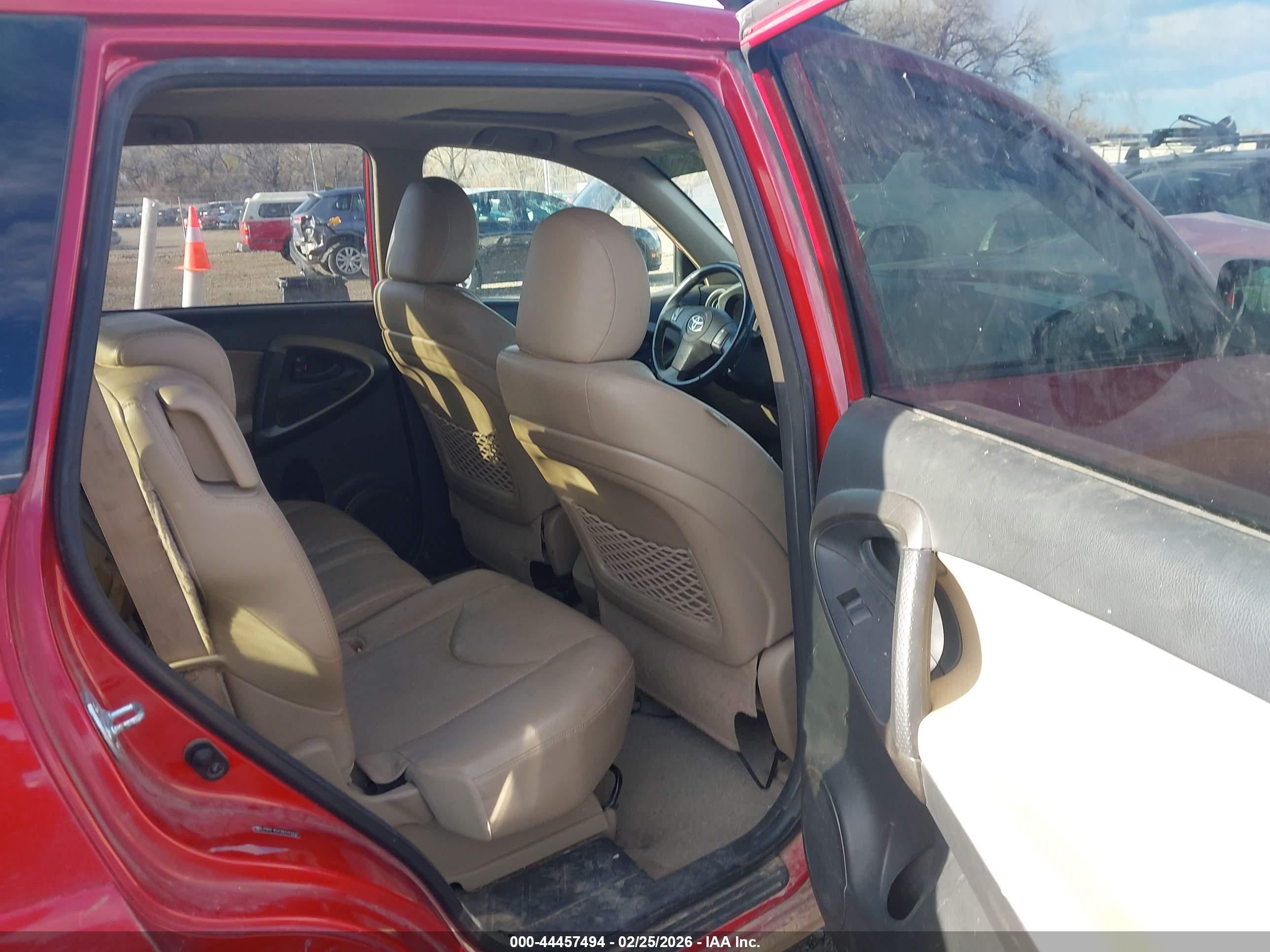 TOYOTA RAV4 image 8