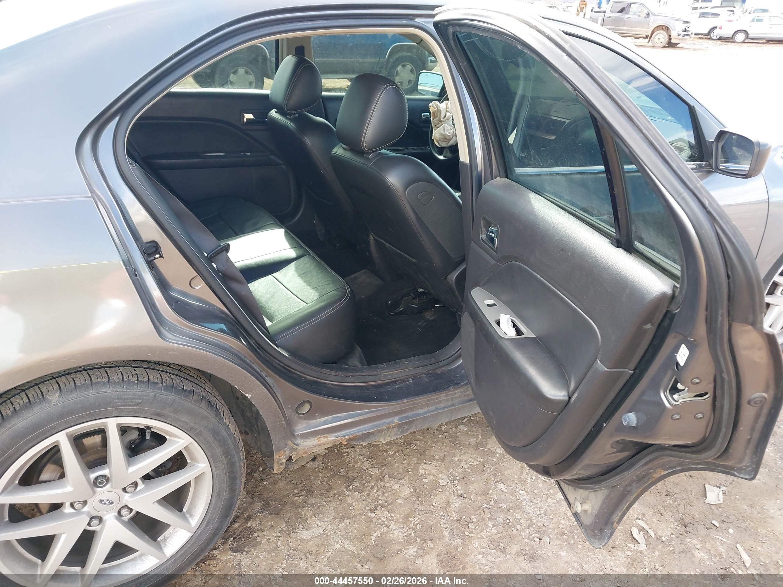 FORD FUSION image 8