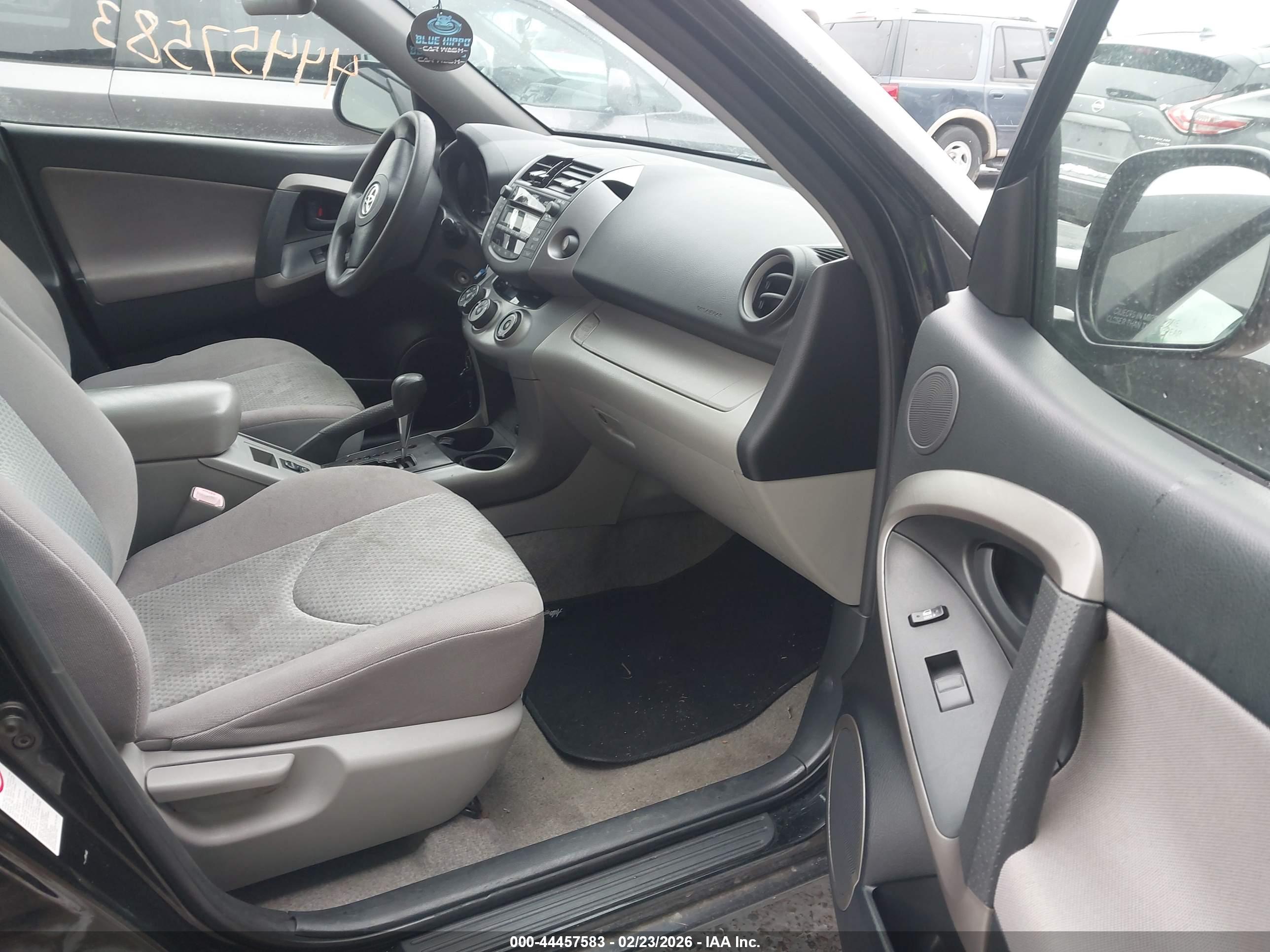 TOYOTA RAV4 image 5
