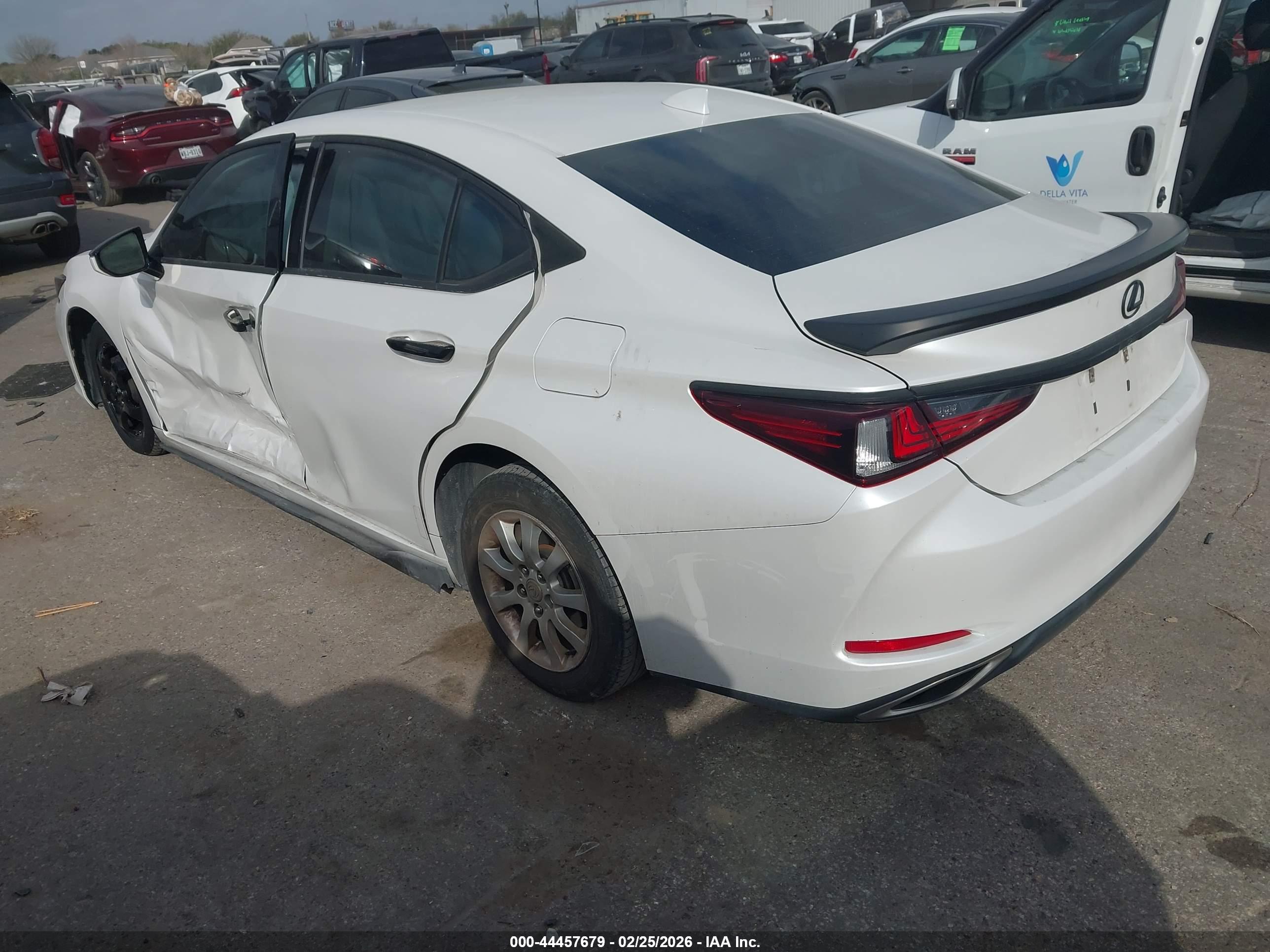 LEXUS ES image 3