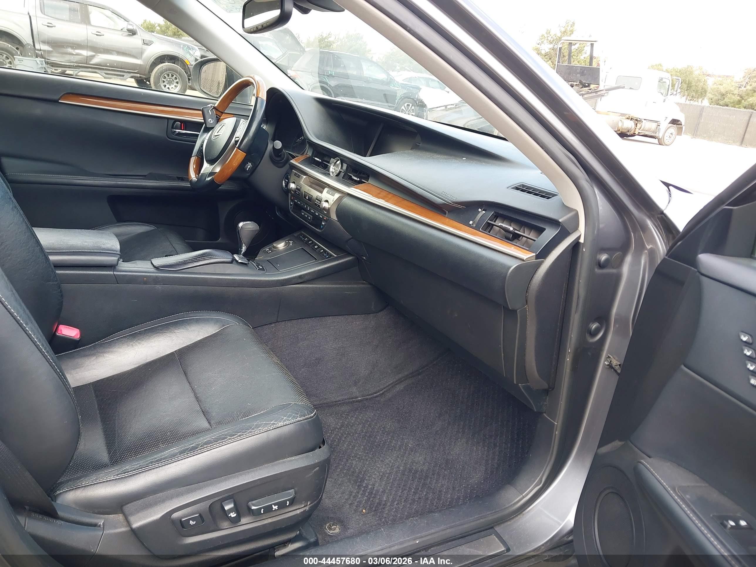 LEXUS ES image 5
