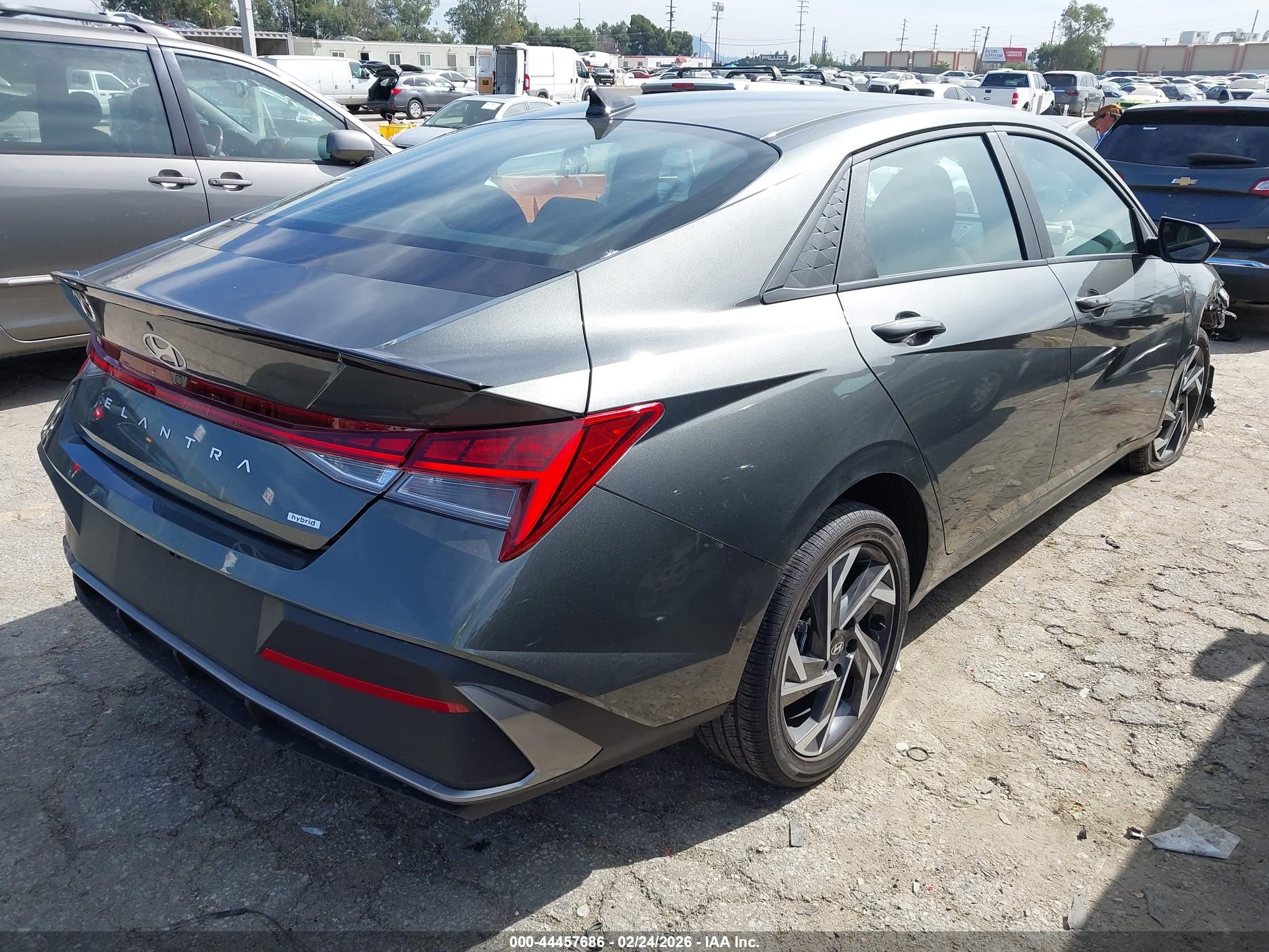 HYUNDAI ELANTRA image 4