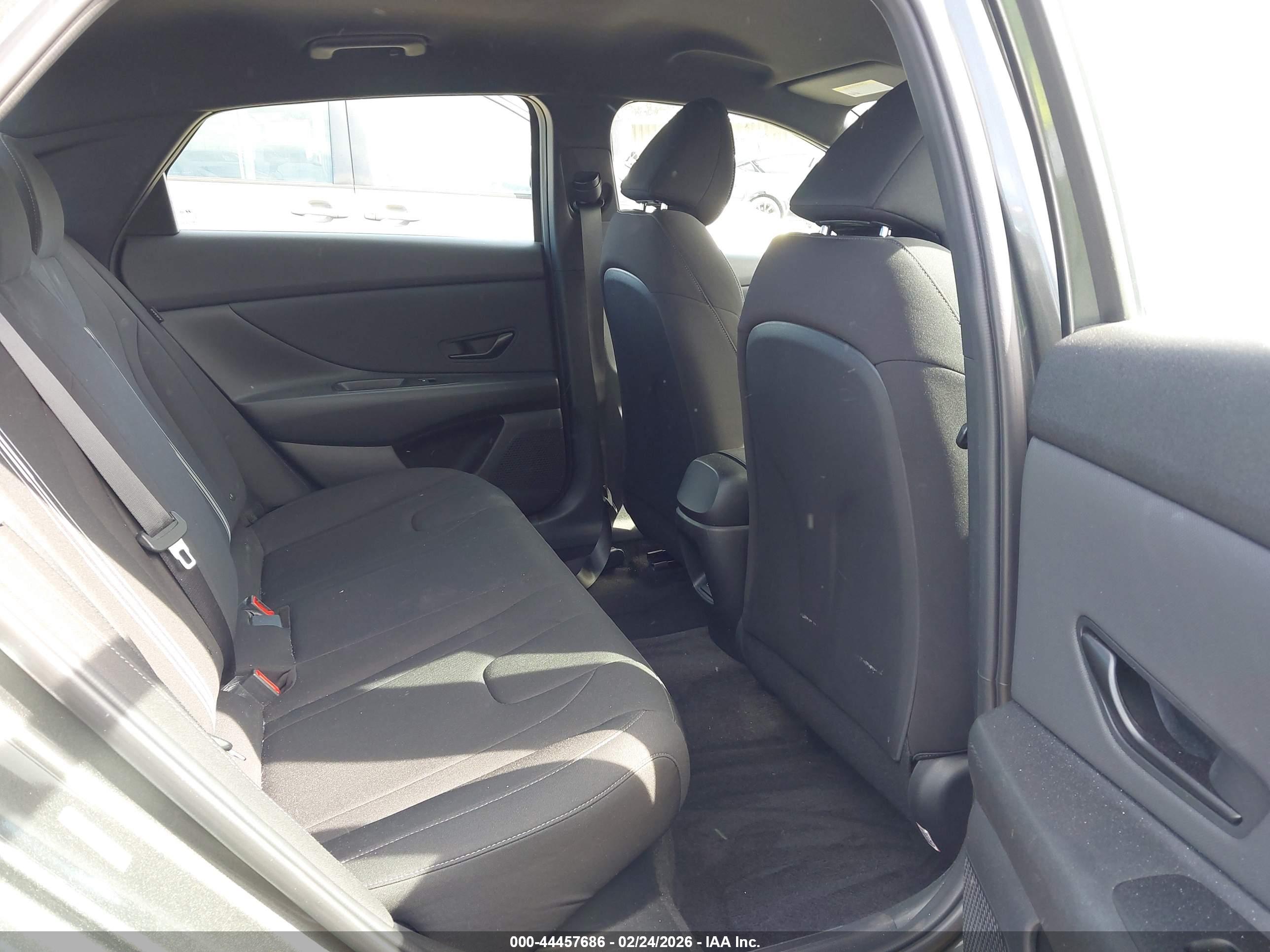HYUNDAI ELANTRA image 8