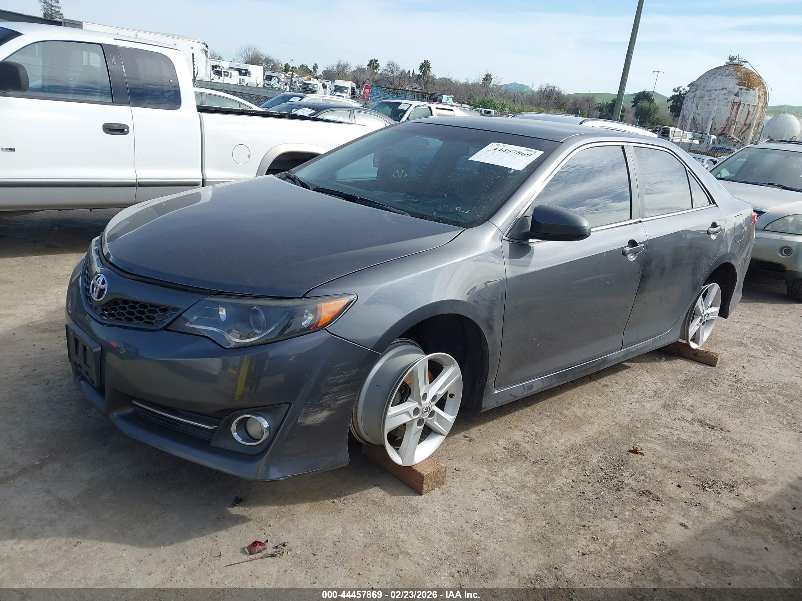 TOYOTA CAMRY image 2