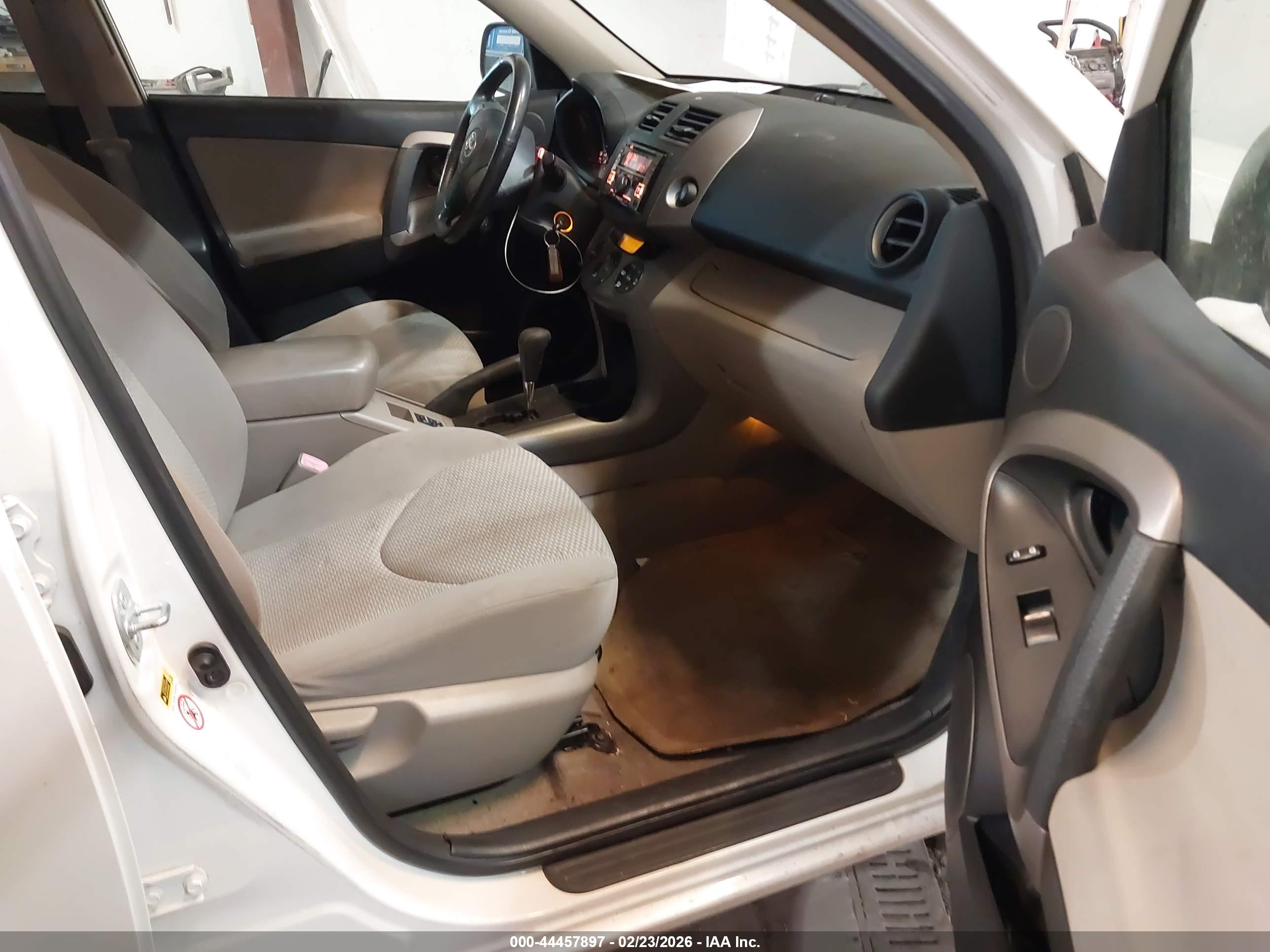 TOYOTA RAV4 image 5