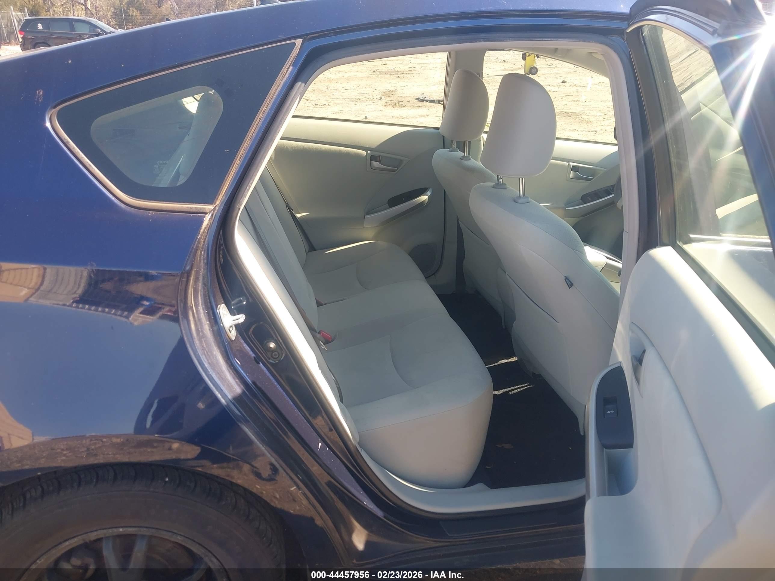 TOYOTA PRIUS image 8